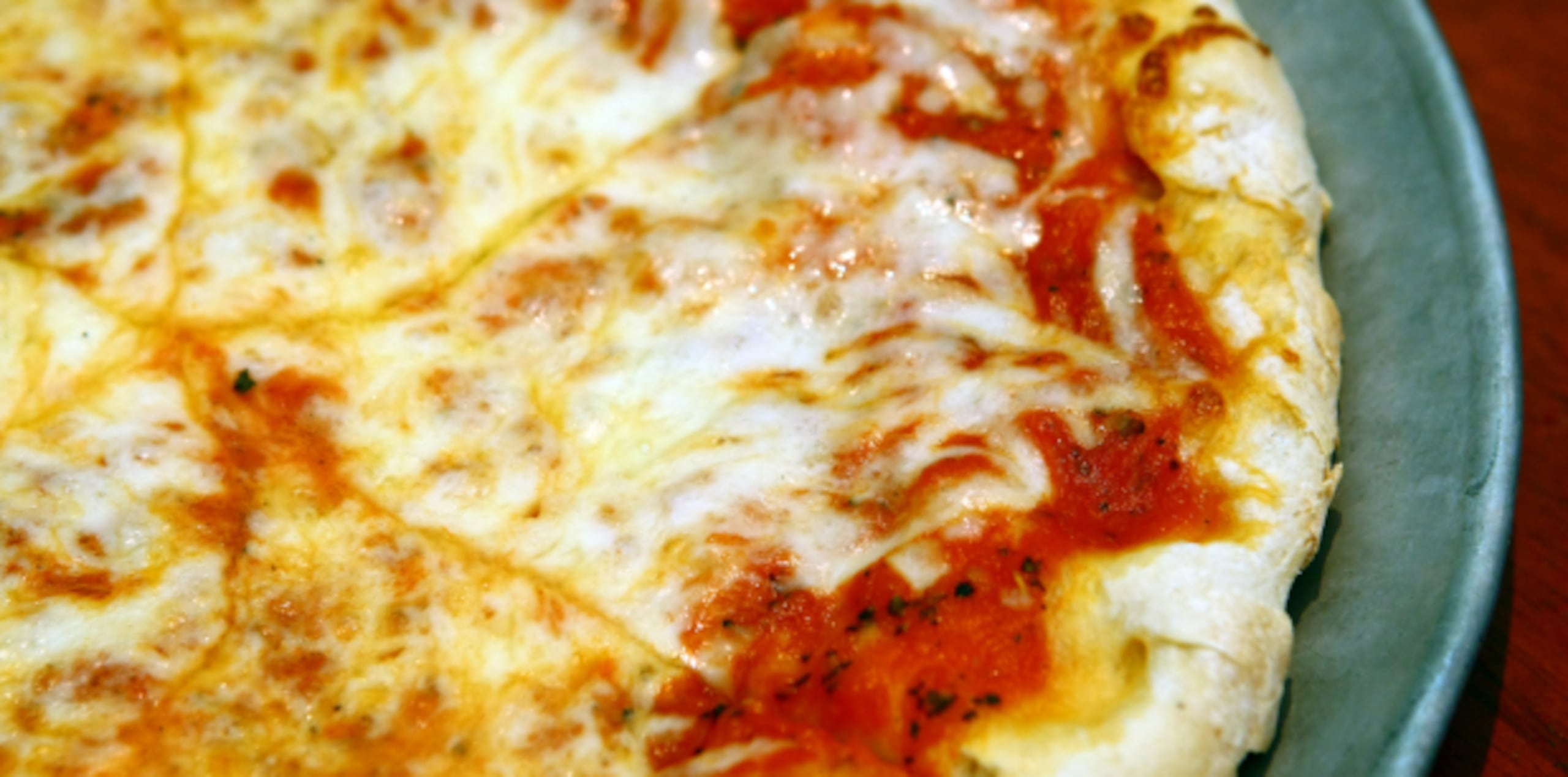 La sal está en las comidas favoritas de los niños y niñas, que son, también, las preferidas de muchos adultos. Pizza, cortes fríos, cheeseburgers, papitas y nuggets. (Archivo)