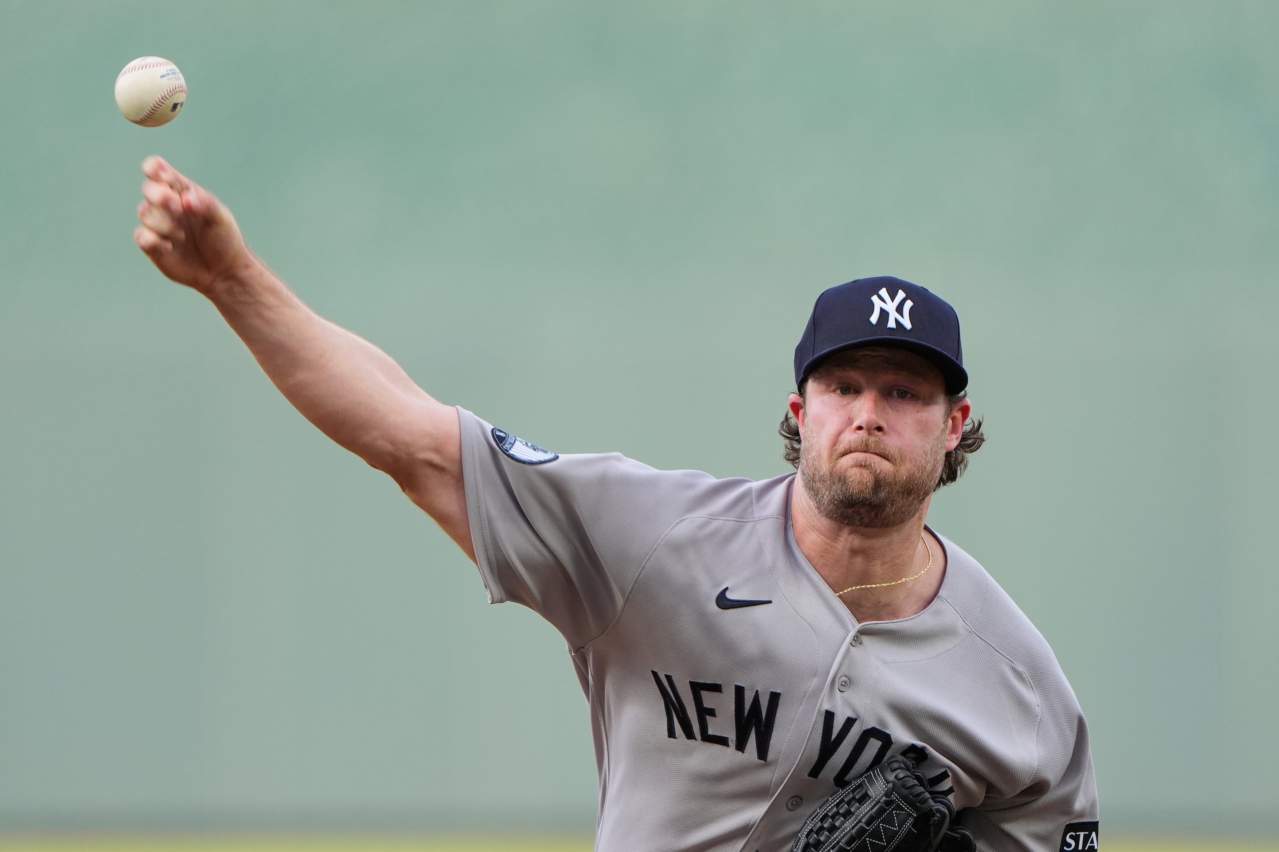 Gerrit Cole, abridor de los Yankees de Nueva York, lanza en el duelo ante los Reales de Kansas City, el miércoles 27 de mayo de 2026 (AP Foto/Charlie Riedel)