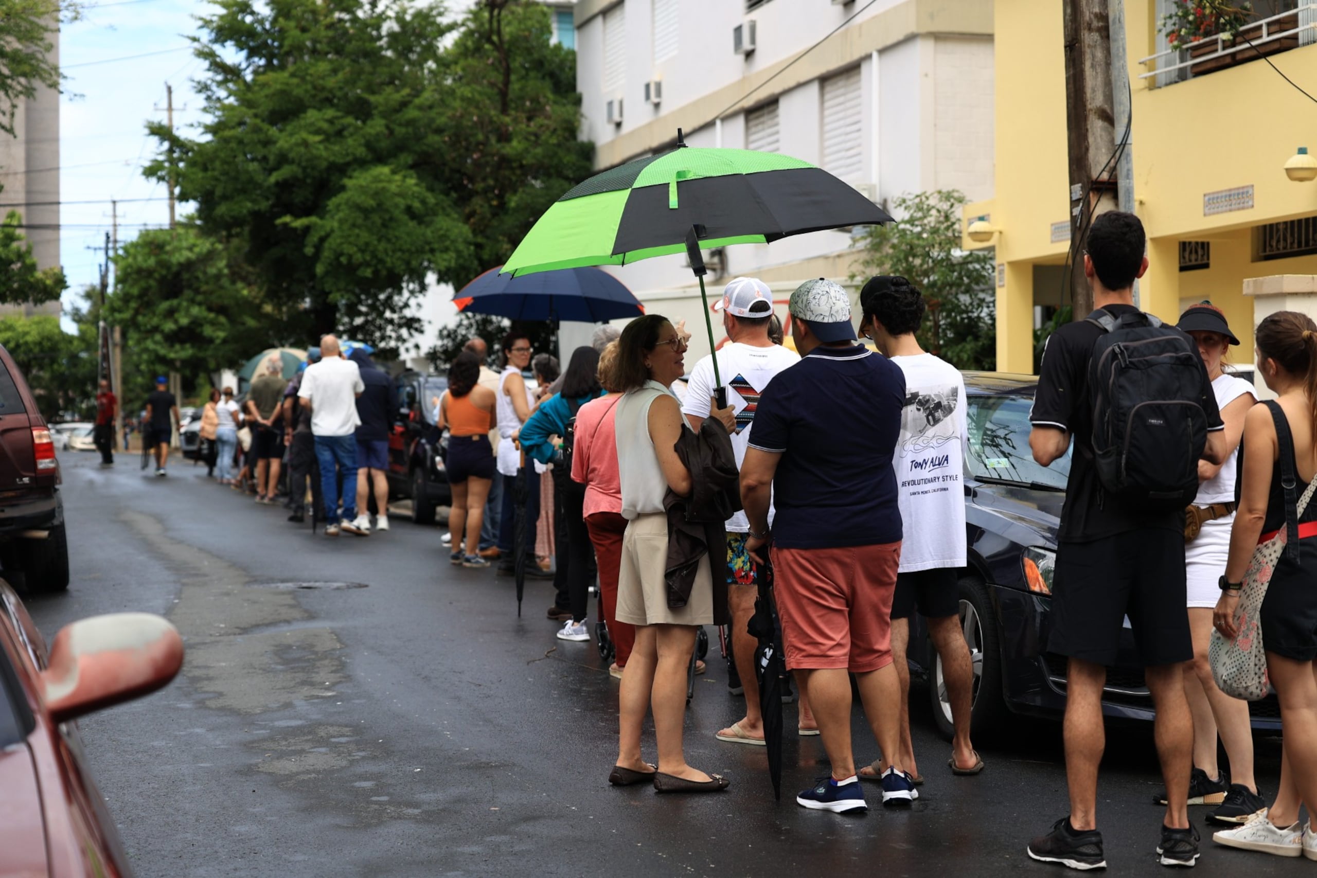 Esta imagen de la fila frente a la Academia Perpetuo Socorro, en Miramar, se repetía en muchos colegios.