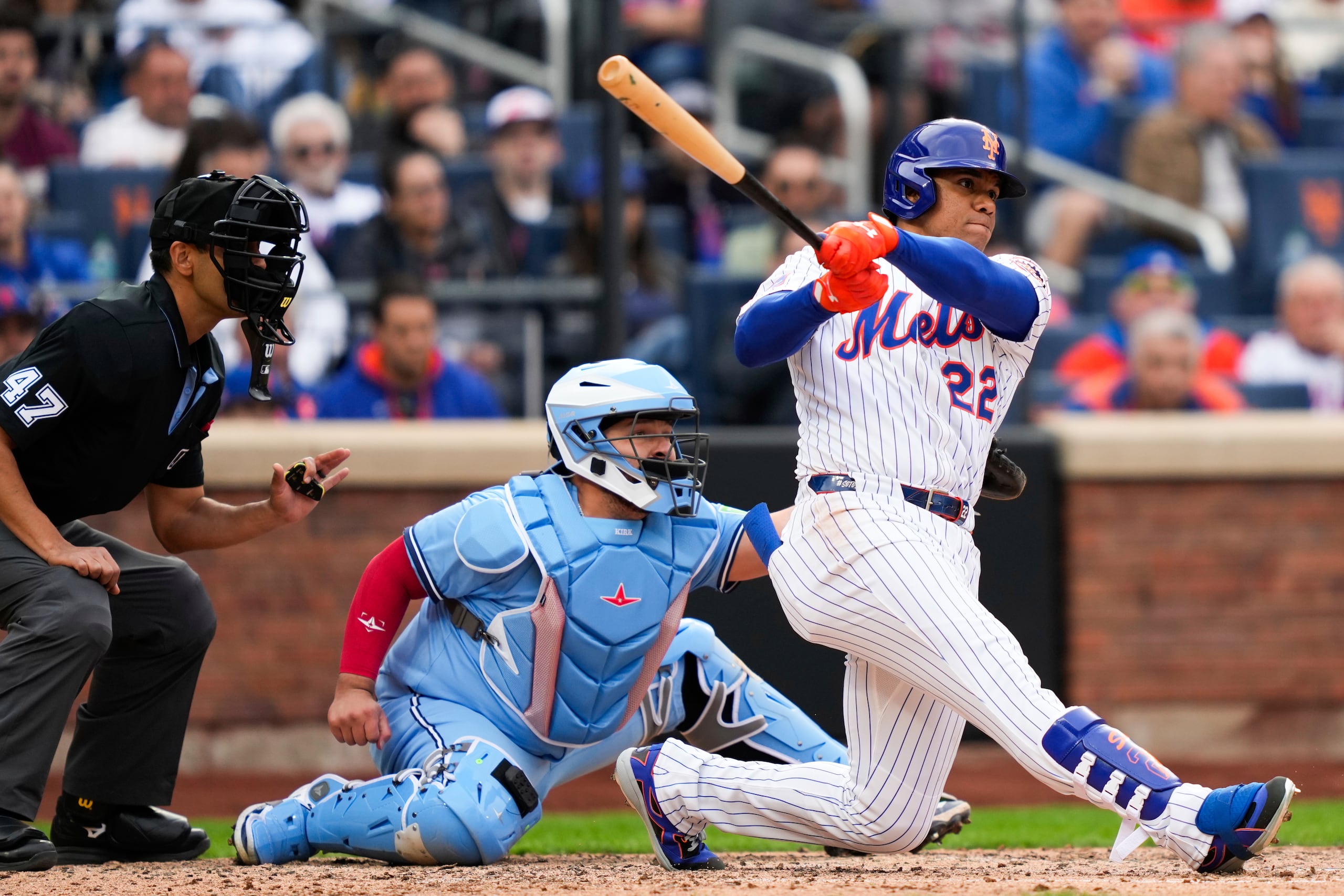 Juan Soto conecta un doble en su primer juego en el Citi Field como pelotero de los Mets de Nueva York.