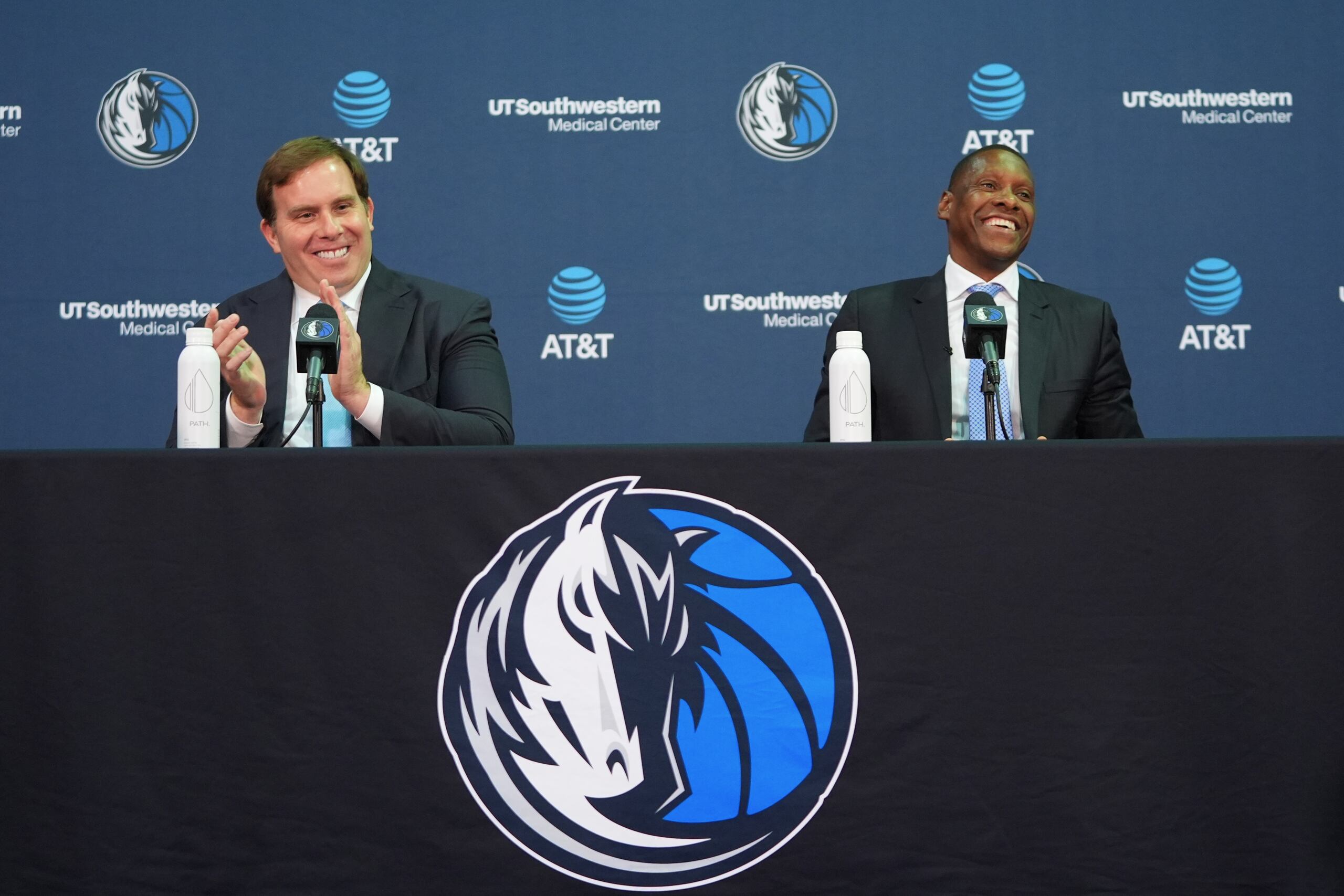 Masai Ujiri y Patrick Dumont durante una conferencia de los Mavericks de Dallas.