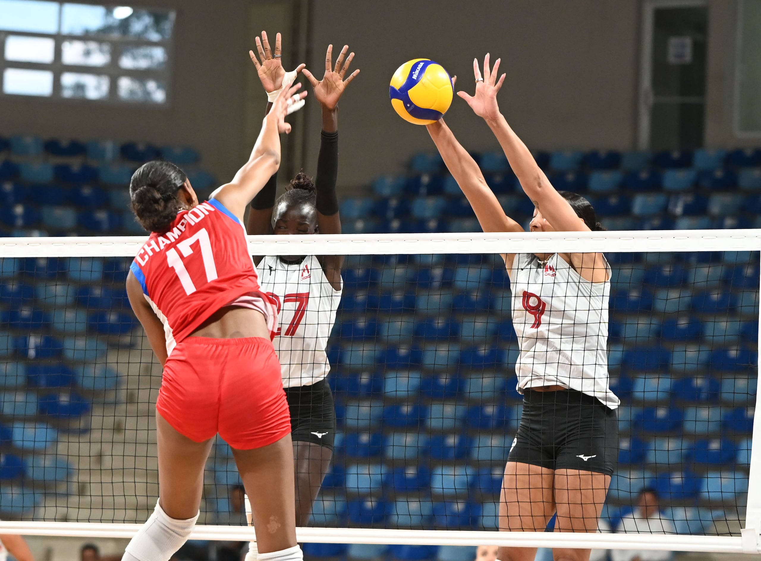 Alexa Gray de Canadá le planta un bloqueo a un ataque de la boricua Decelise Champion. (Norceca)