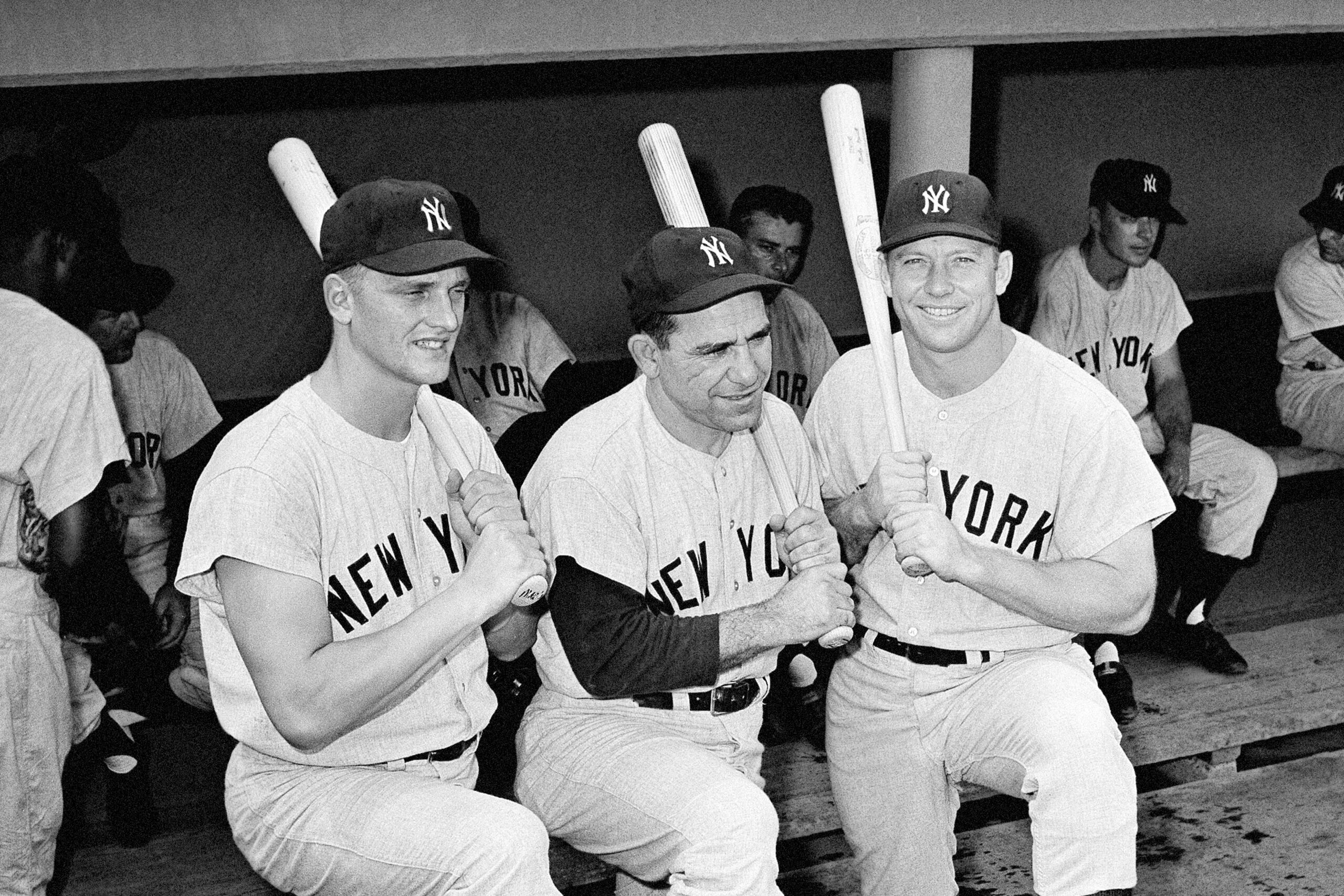 Roger Maris, Yogi Berra y Mickey Mantle posan previo a juego de los Yankees ante los Red Sox de Boston en el Fenway Park el 22 de julio de 1961. Sus camisas son grises con letras solidas, como las que están usando los Yankees de Aaron Judge en la actualidad en sus juegos de visitantes.