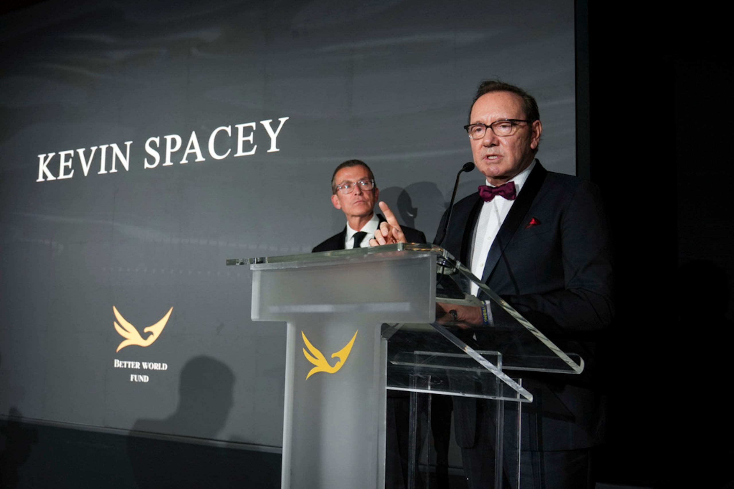 Kevin Spacey, a la derecha, recibe el premio a la Excelencia en Cine y Televisión mientras el presidente de Better World Fund, Manuel Collas de La Roche, observa durante la Cena de Gala por el 10.º aniversario de Better World Fund, en el marco del 78.º Festival Internacional de Cine de Cannes, en el sur de Francia, el martes.