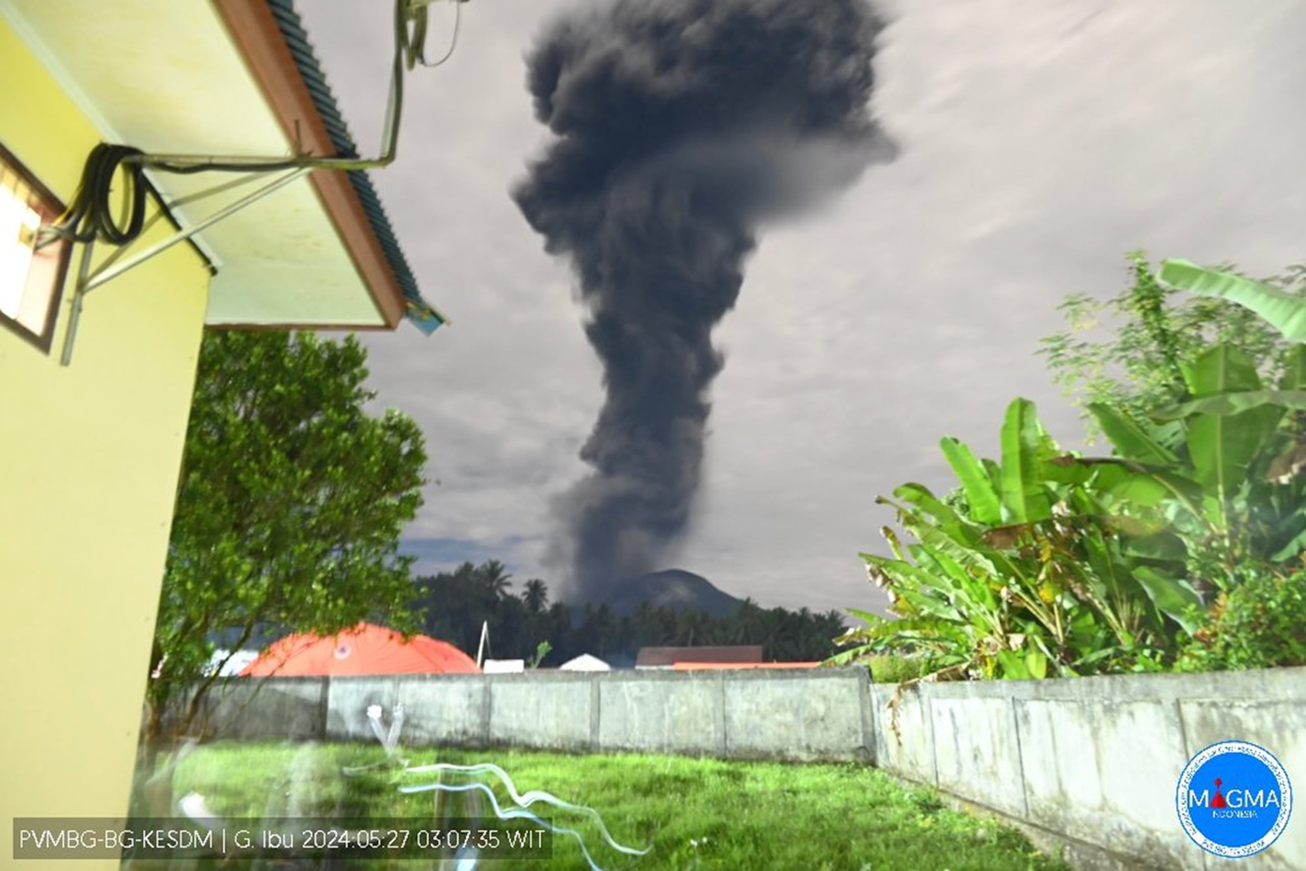 El volcán Ibu, en el este de Indonesia, volvió a entrar este lunes en erupción, lanzando una nube de humo y ceniza de 6 kilómetros de alto, en medio de un aumento de su actividad en el último mes, indicó el Instituto de Vulcanología indonesio (Magma). El monte Ibu, de unos 1.325 metros de altura y situado en la isla de Halmahera en la provincia de Molucas del Norte, ha entrado en erupción en al menos cuatro ocasiones desde finales de abril, por lo que se encuentra en el máximo nivel de alerta IV. EFE/Centro de Vulcanología y Mitigación de Desastres (PVMBG) de Indonesia