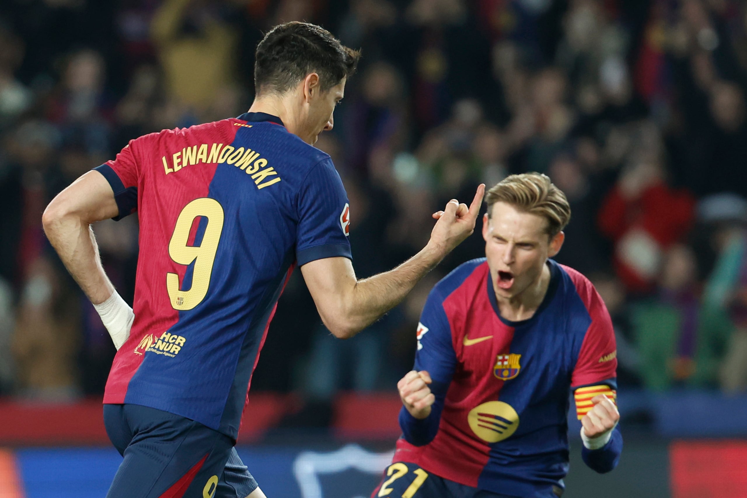 Robert Lewandowski (9) celebra tras anotar el gol del Barcelona en la victoria 1-0 ante el Rayo Vallecano en la Liga española, el lunes 17 de febrero de 2025. (AP Foto/Joan Monfort)