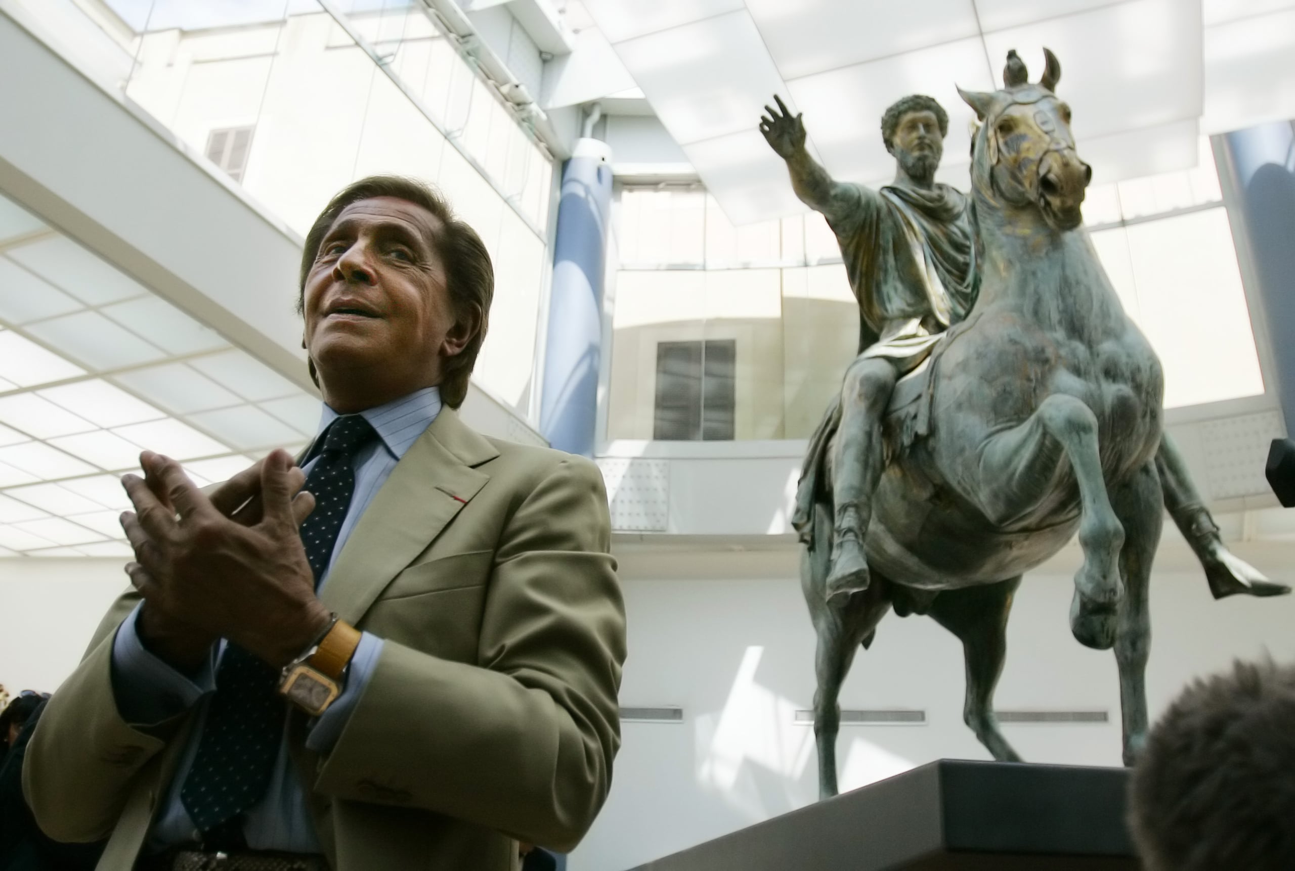 También en 1968 logró uno de los hitos de su carrera cuando Jacqueline Kennedy le pidió que diseñara su vestido de novia para su matrimonio con el magnate griego Aristóteles Onassis.