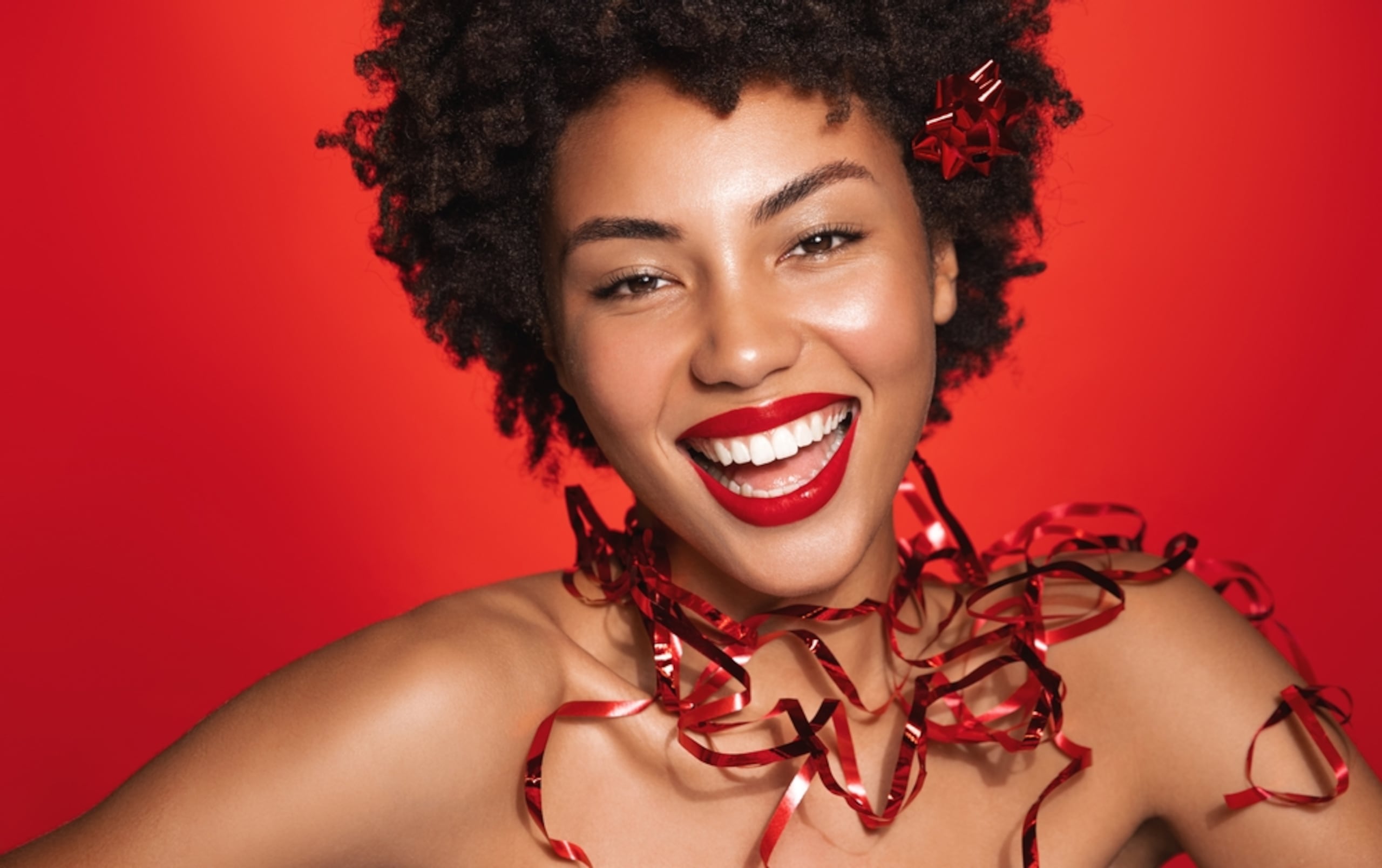 La risoterapia ayuda a reducir la ansiedad y el estrés, alivia los síntomas de la depresión, distrae las preocupaciones, corta los pensamientos negativos y refuerza la autoestima, entre otros beneficios.