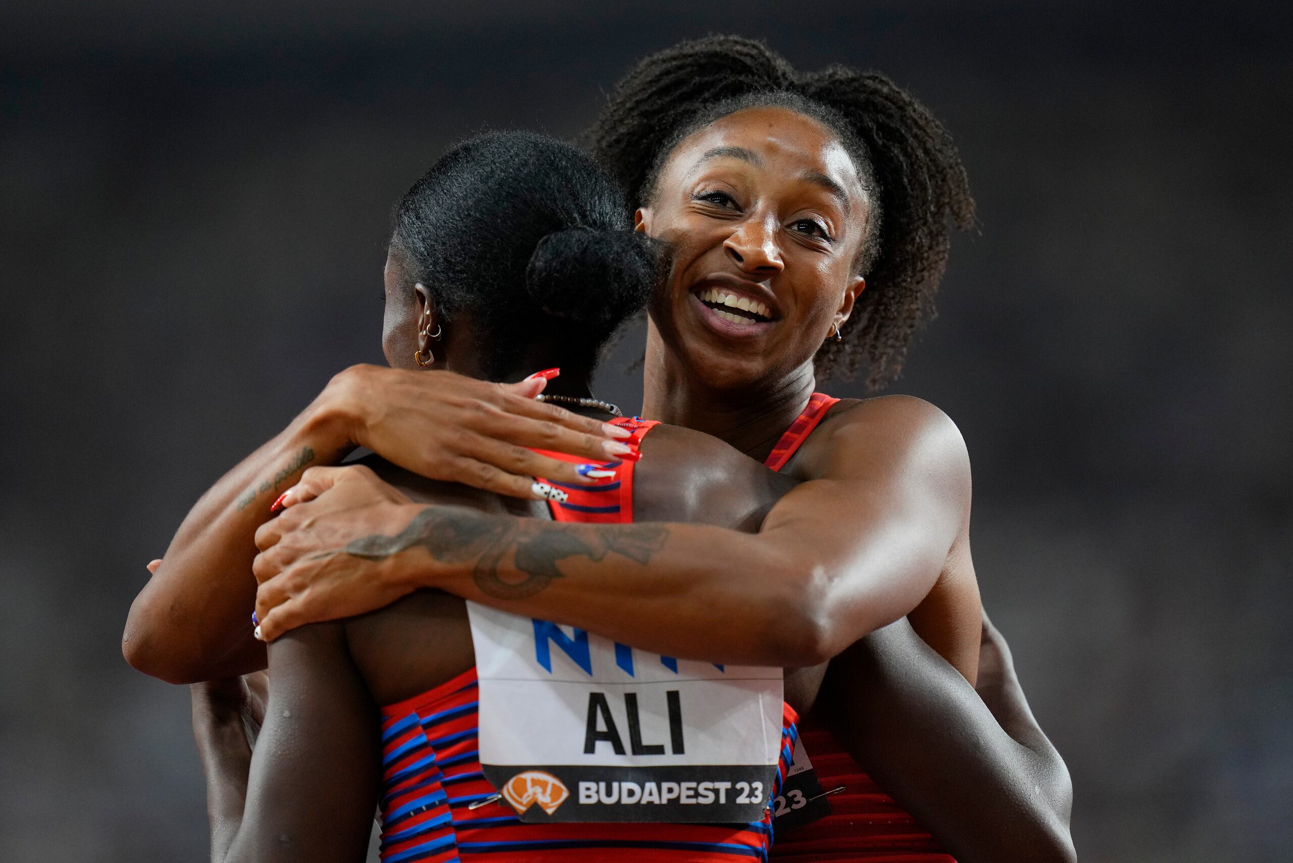 Jasmine Camacho Quinn reacciona feliz y felicita a Nia Ali por también clasificar este miércoles a la final de los 100 metros con vallas del Campeonato Mundial Budapest 2023.
