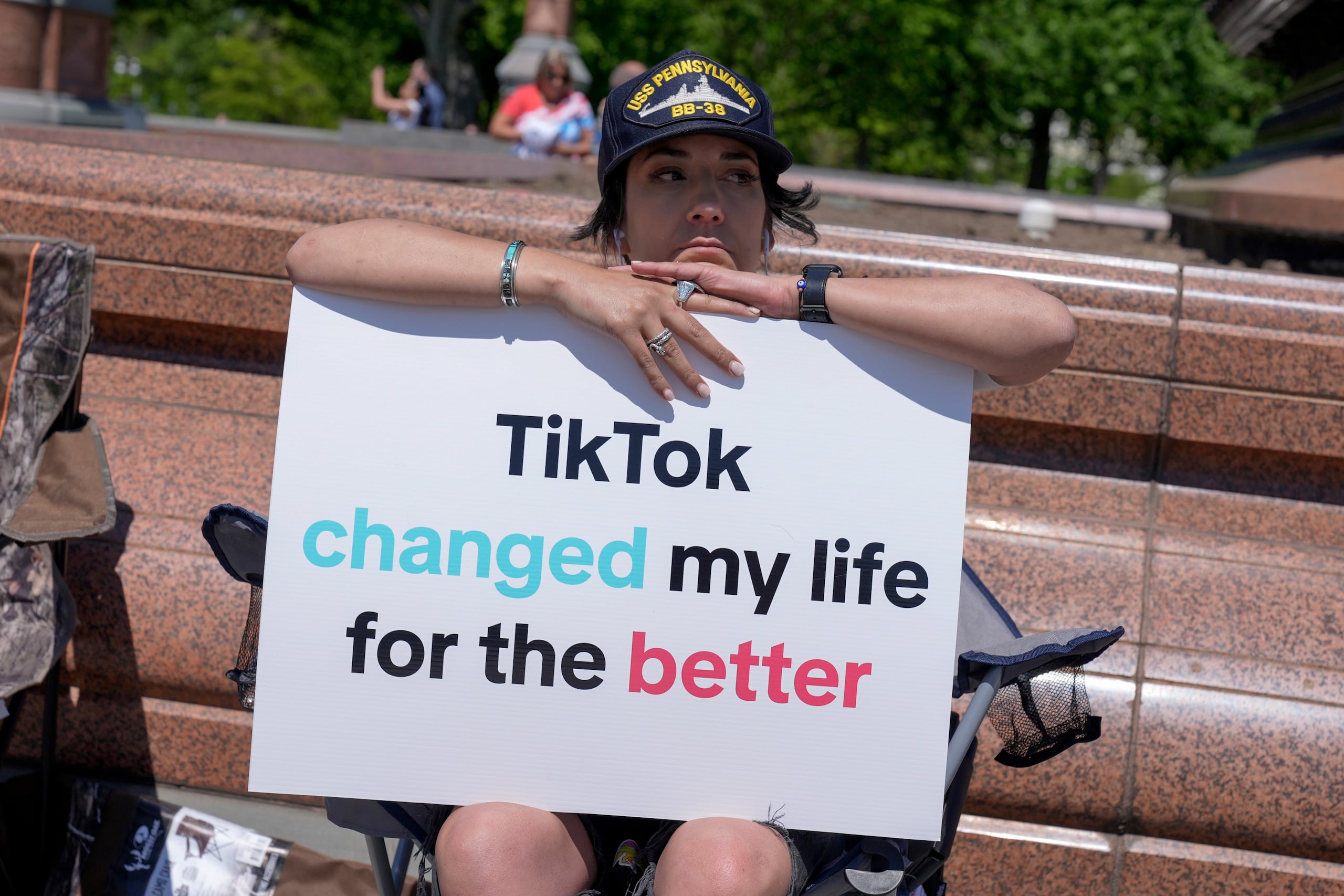 Una creadora de contenidos de TikTok, permanece frente al Capitolio de Estados Unidos, el martes 23 de abril de 2024, en Washington, mientras los senadores se preparan para considerar la legislación que obligaría a la empresa matriz de TikTok, con sede en China, a vender la plataforma de medios sociales bajo la amenaza de una prohibición, una medida polémica de los legisladores estadounidenses. (AP Foto/Mariam Zuhaib)