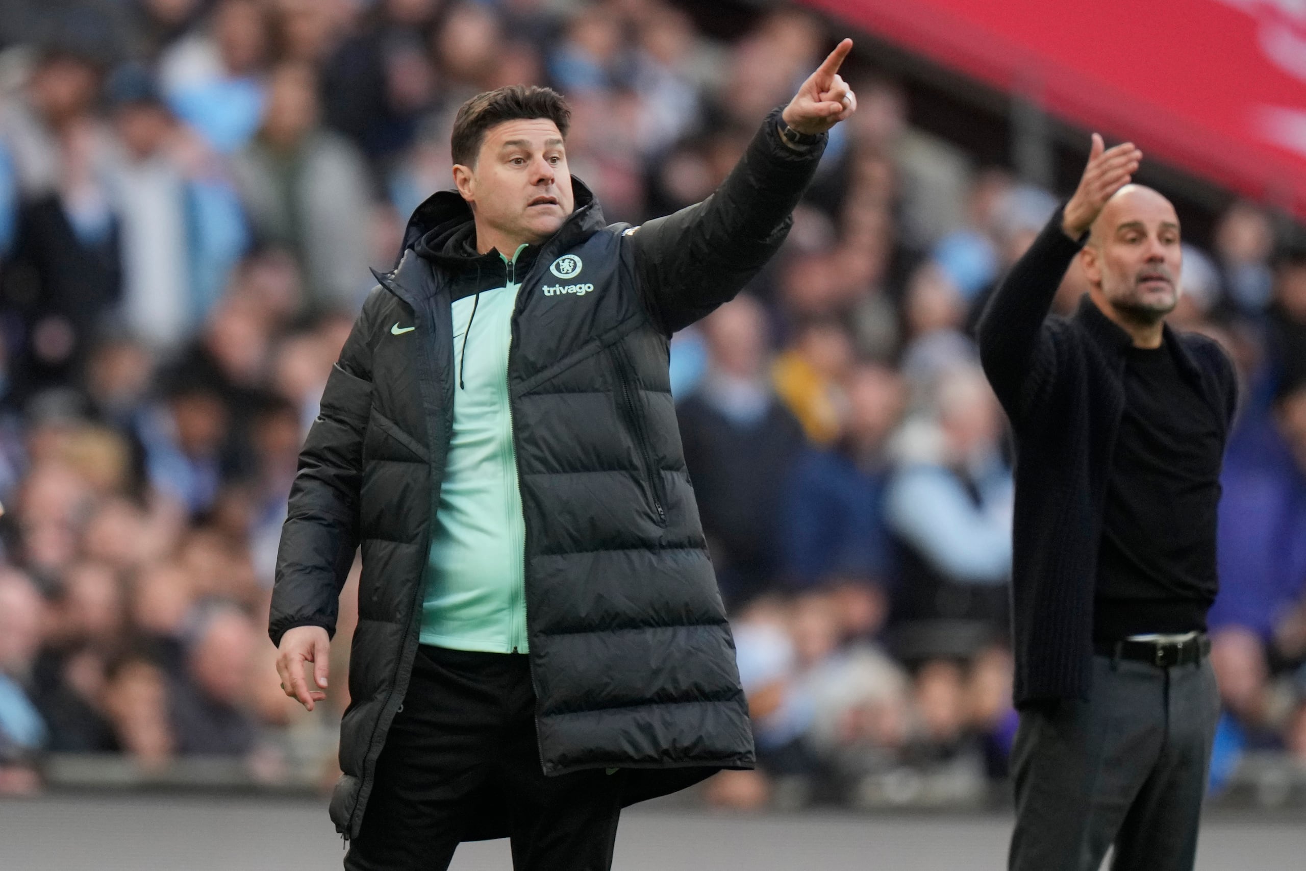 En esta foto del sábado 20 de abril del 2023, el entrenador del Chelsea, Mauricio Pochettino, y Pep Guardiola, del Mánchester City, se enfrentan en la semifinal de la Copa FA.