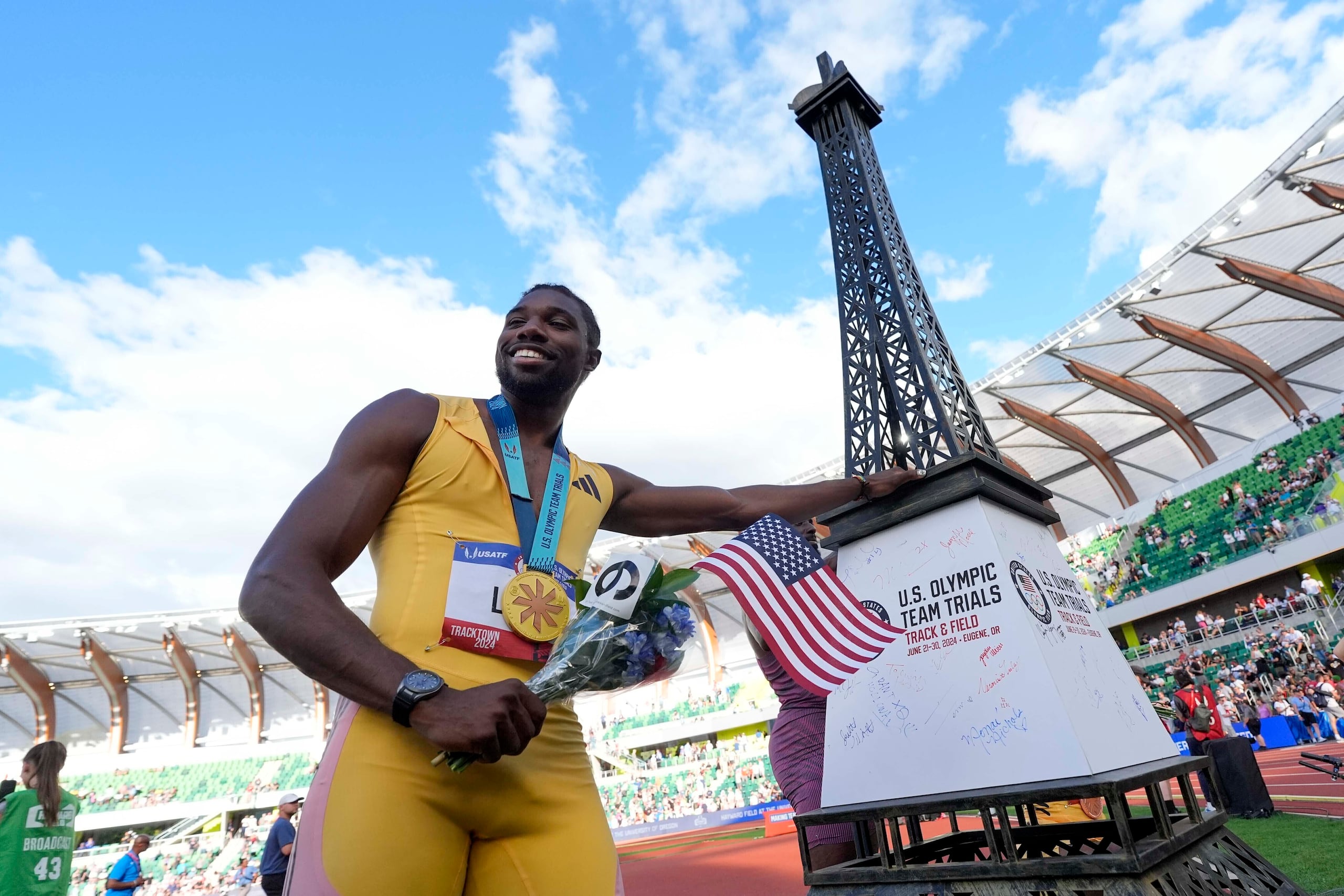 Noah Lyles aparece aquí festejando tras ganar la final de 200 metros planos en el preolímpico estadounidense, el sábado 29 de junio de 2024, en Eugene, Oregon.