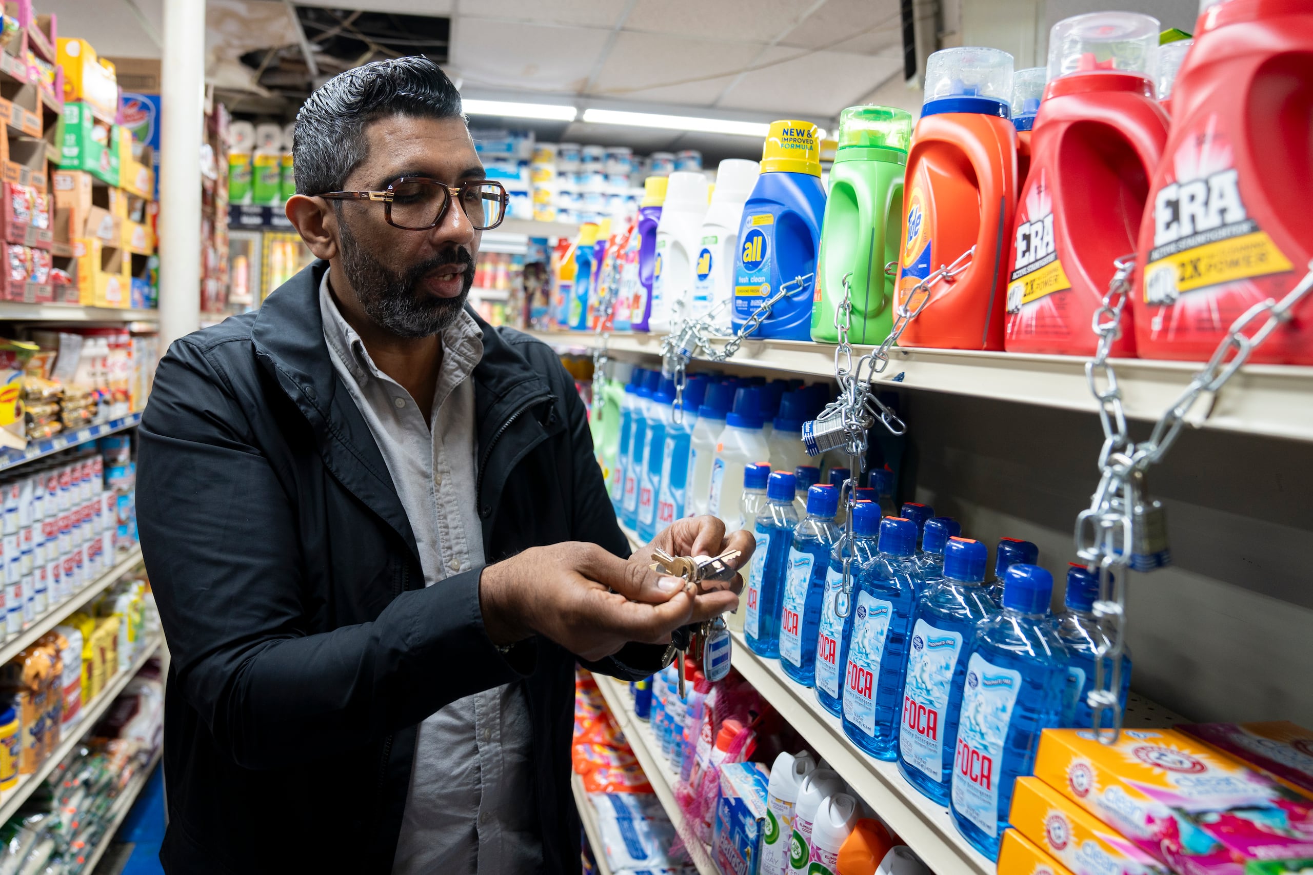 La situación ha llegado al extremo que los dueños de tiendas amarran con cadenas productos de limpieza, por el alto índice de robos de esos productos en las bodegas de la ciudad de Nueva York.