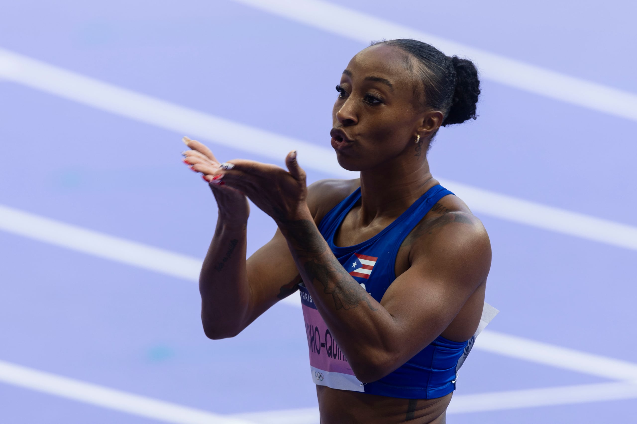 Jasmine Camacho Quinn lanza un beso hacia las gradas posterior a su primera prueba hoy en París. De seguro fue a su familia, la que está presente en la sede olímpica luego de no haber podido vivir presencialmente su oro en Tokio 2020 debido a la pandemia del COVID-19 y la prohibición de presencia de público en las gradas en aquella just.a
