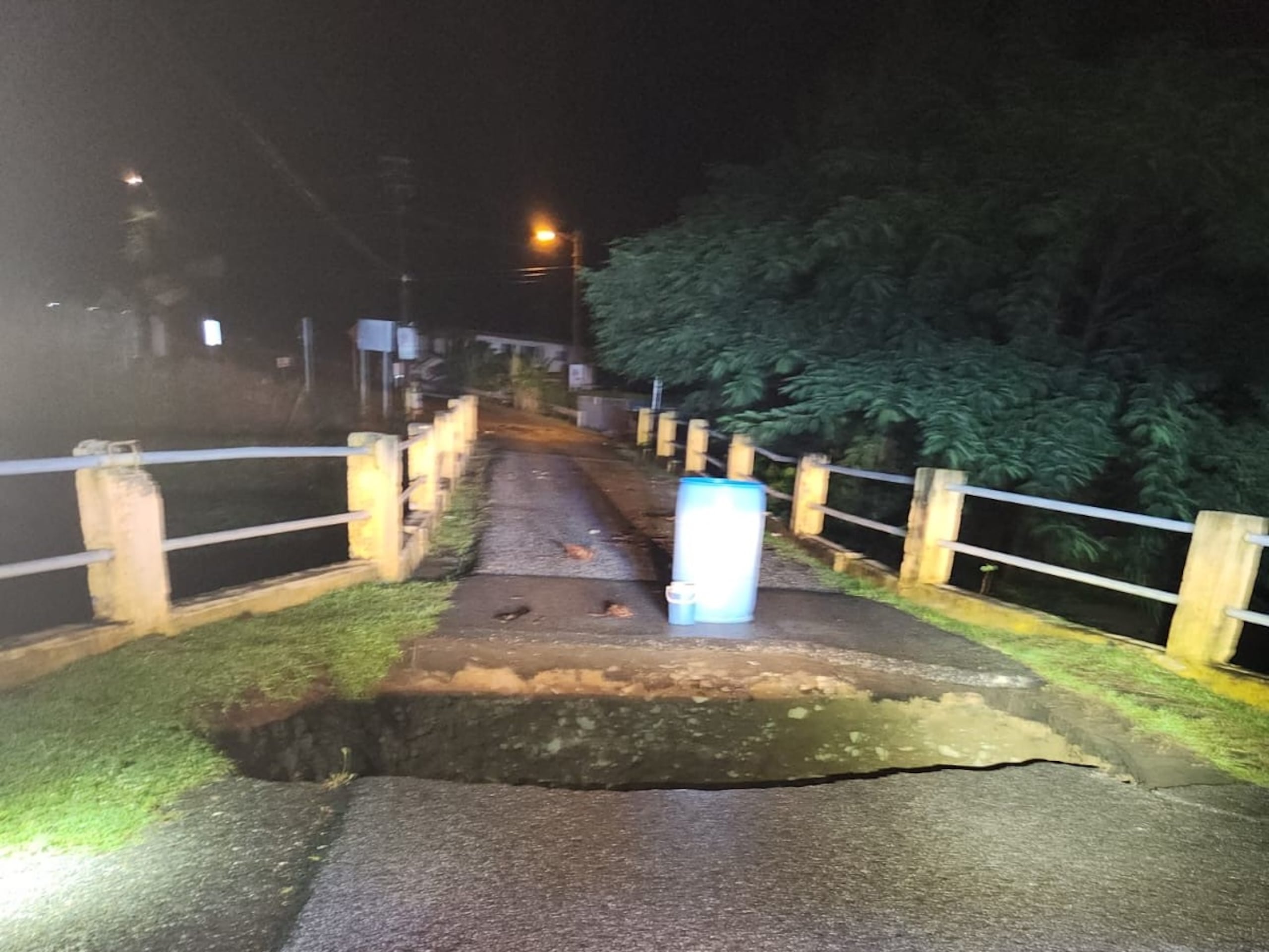 Socavón en Patillas que se formó por las intensas lluvias del 31 de octubre de 2024.