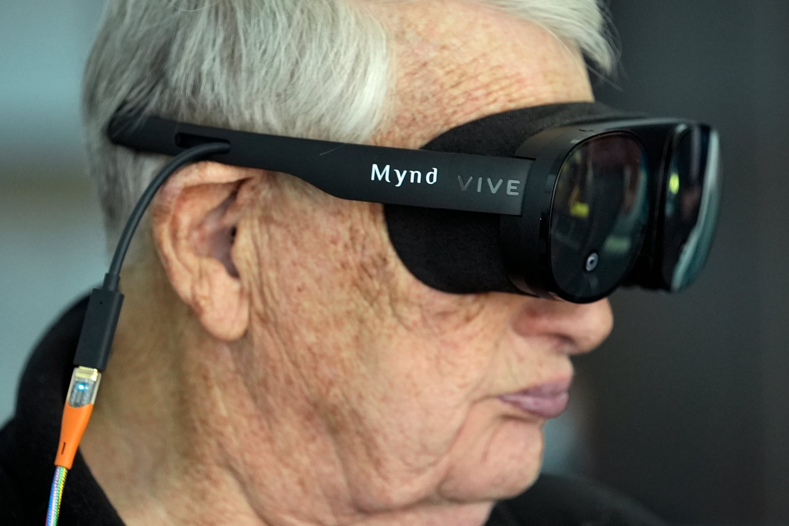 Farrell Patrick, un coronel retirado del Ejército de Estados Unidos, de 91 años, utiliza un visor Mynd Immersive de realidad virtual en la casa de retiro John Knox Village, en Pompano Beach, Florida. (AP Foto/Lynne Sladky)