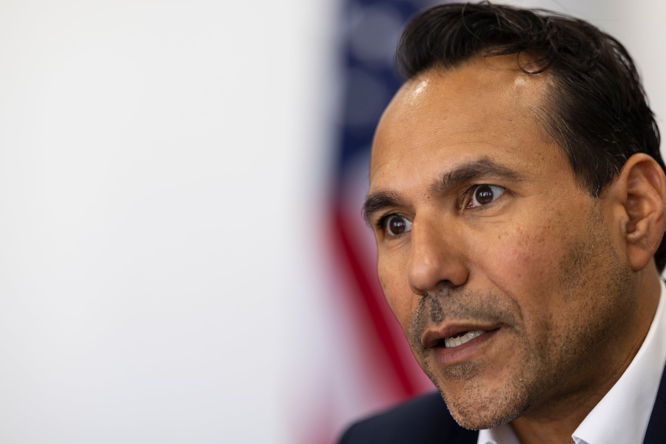 El director ejecutivo de la Junta, Robert Mujica indicó que enmendaron el s plan con el fin de "mantener encendidas las luces en Puerto Rico".