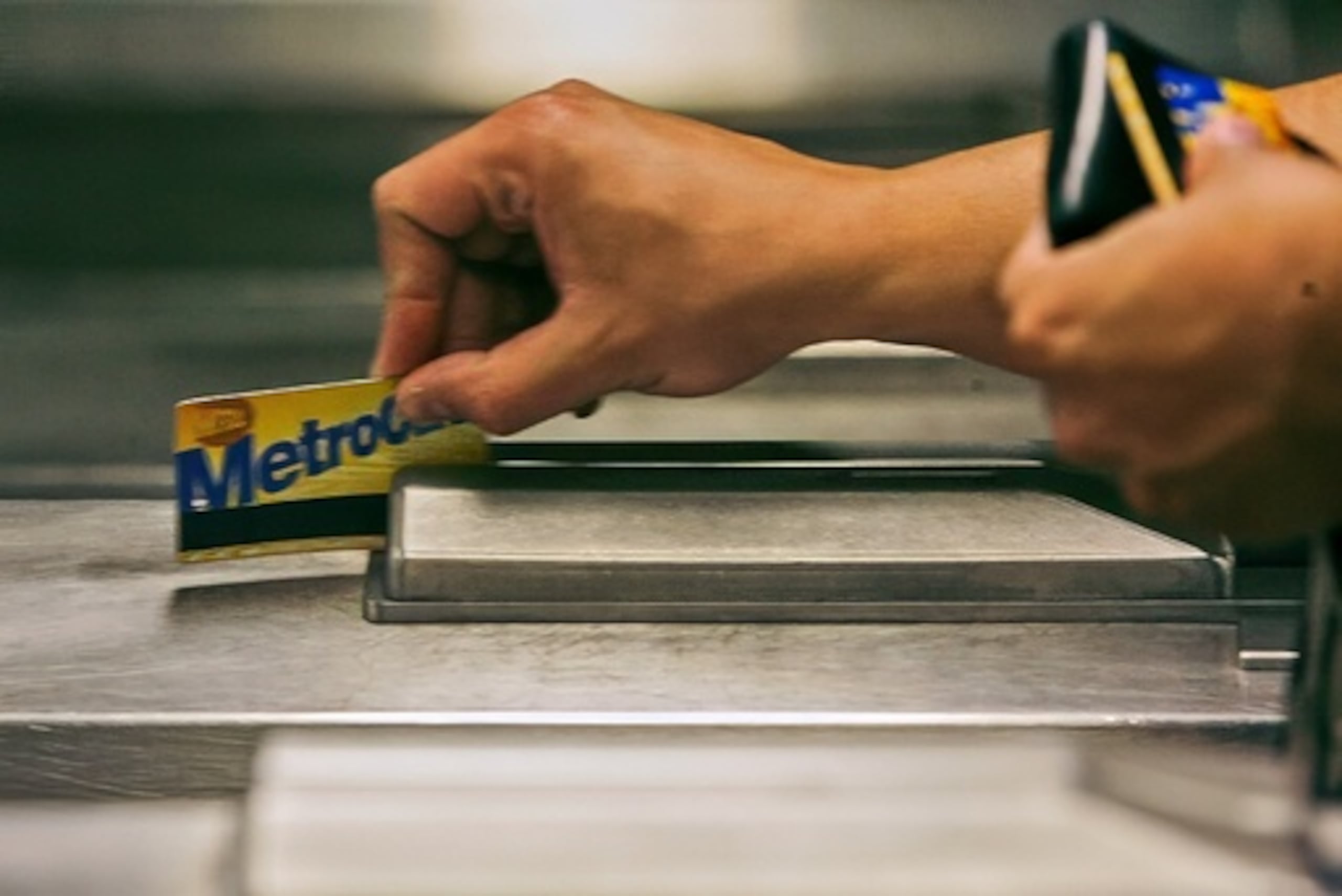 ARCHIVO - Un usuario del metro pasa su MetroCard por un torniquete al entrar en la estación de metro de la calle 34, el 23 de julio de 2007, en Nueva York. (AP Photo/Mary Altaffer, Archivo)