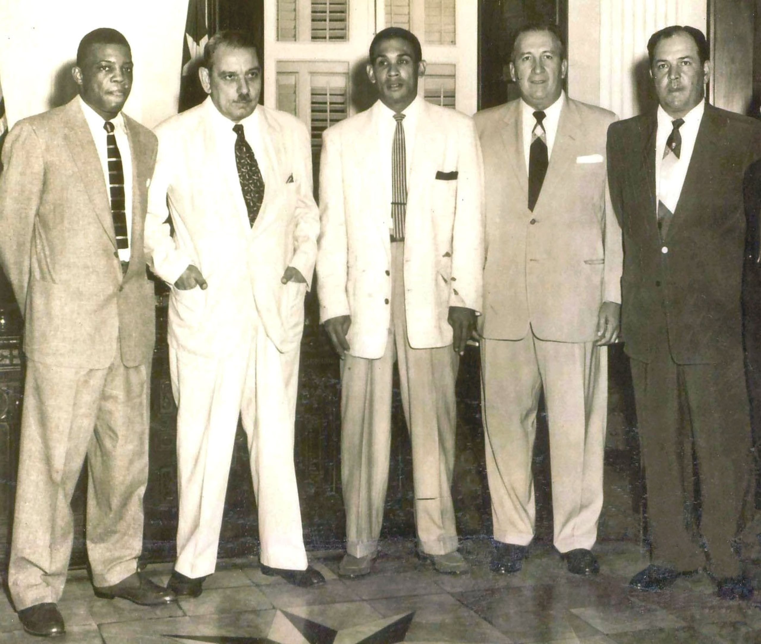 Willie Mays jugó en Puerto Rico en la temporada del 1954-55, siendo parte del Escuadrón del Pánico. En la foto aparece junto al entonces gobernador de Puerto Rico, Luis Muñoz Marín, Rubén Gómez, Pedrín Zorrilla y el entonces dirigente de los Cangrejeros, Herman Franks. (Fotos de Jorge Colón Delgado)