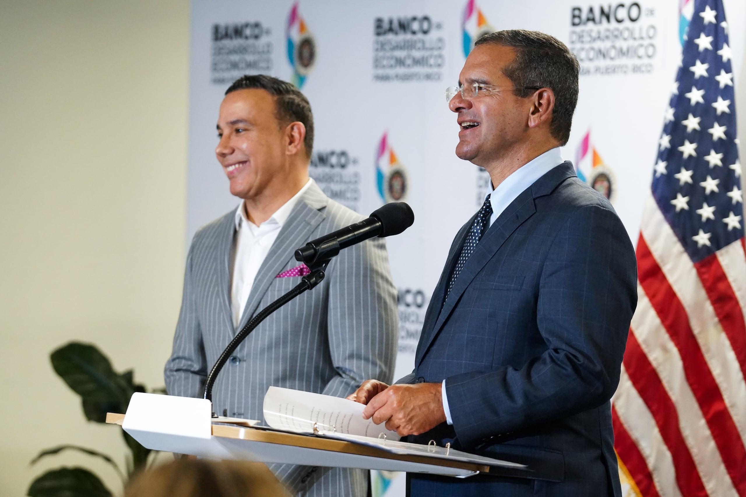 En conferencia de prensa con el presidente del Banco de Desarrollo Económico de Puerto Rico, Luis Alemañy y el gobernador Pedro Perluisi se indicó que las entidades proveedoras interesadas tienen hasta el 30 de abril para enviar su propuesta al BDE.