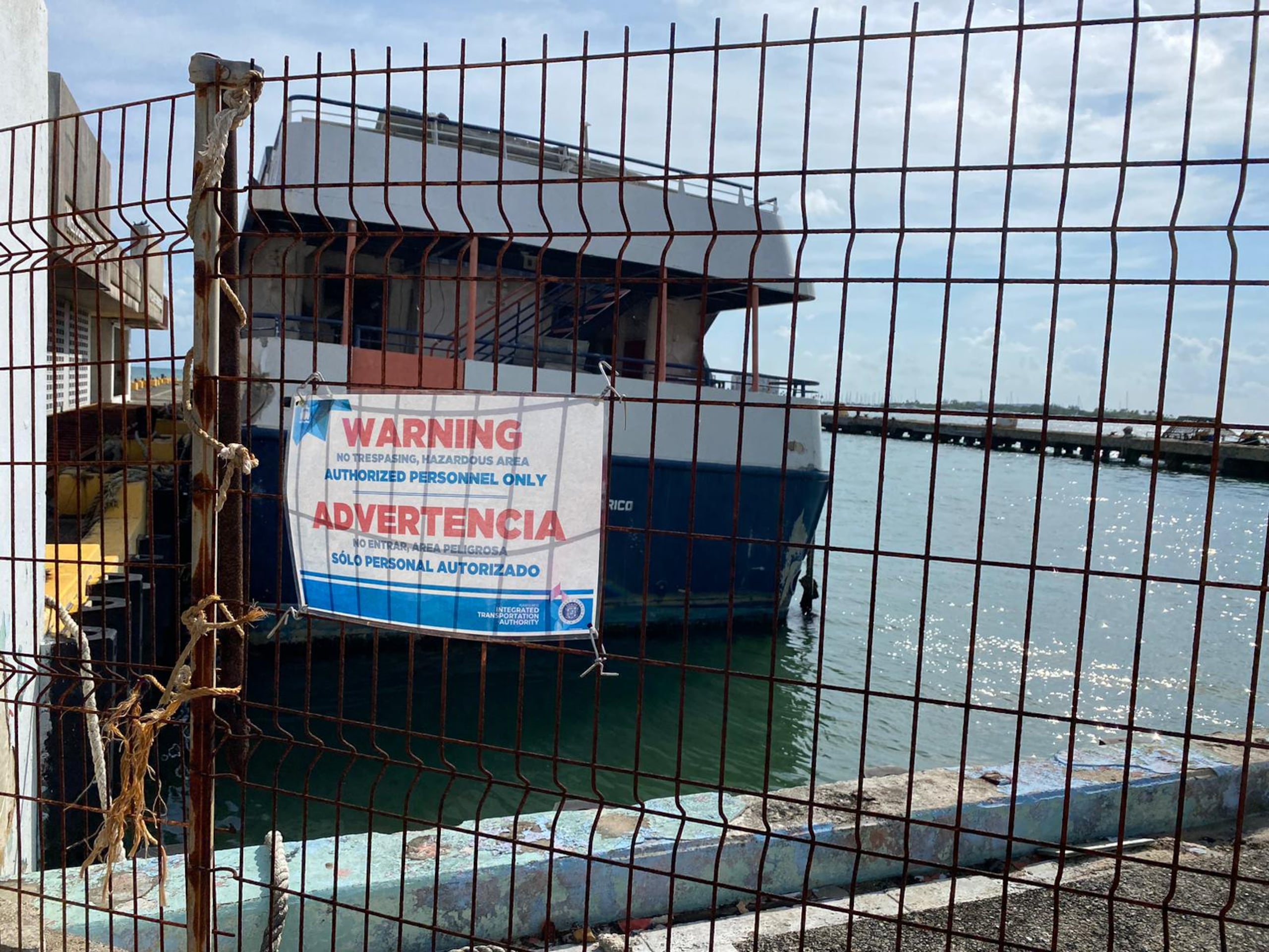 En la zona hay letreros que advierten que no se pase hacia el área del muelle de Fajardo, ya que es peligroso.