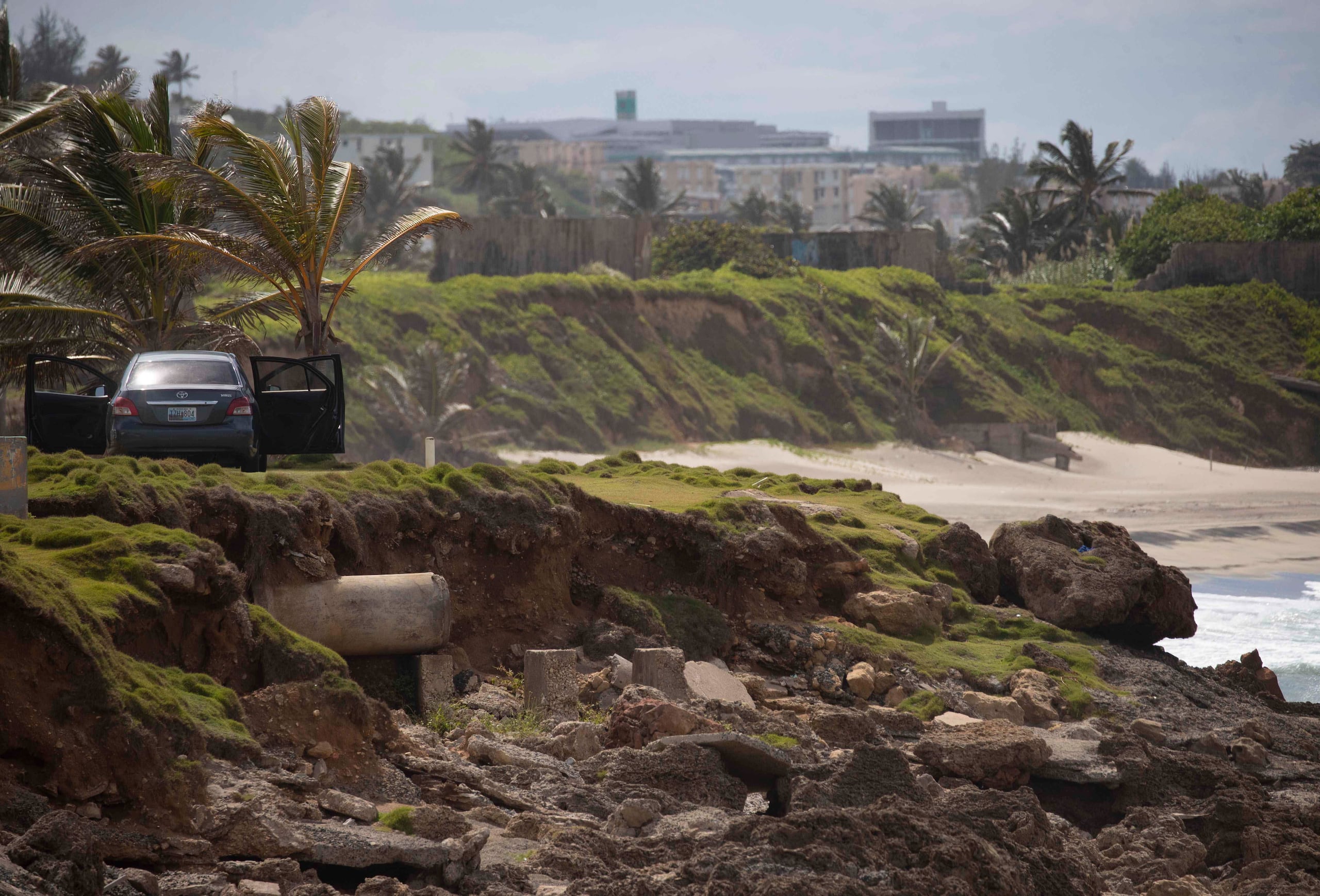 El alcalde de Arecibo, Carlos Molina, indicó que la costa de Barrio Obrero y el barrio Pueblo fueron evaluadas por una firma de ingeniería contratada por la municipalidad tras el huracán.