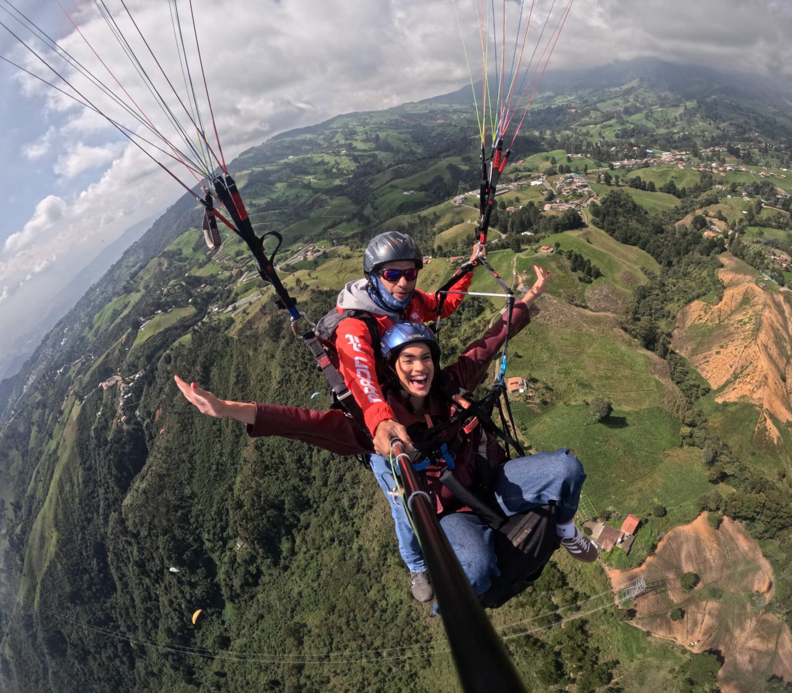 Karla Guilfú se lanzó en parapente en su viaje a Medellín.