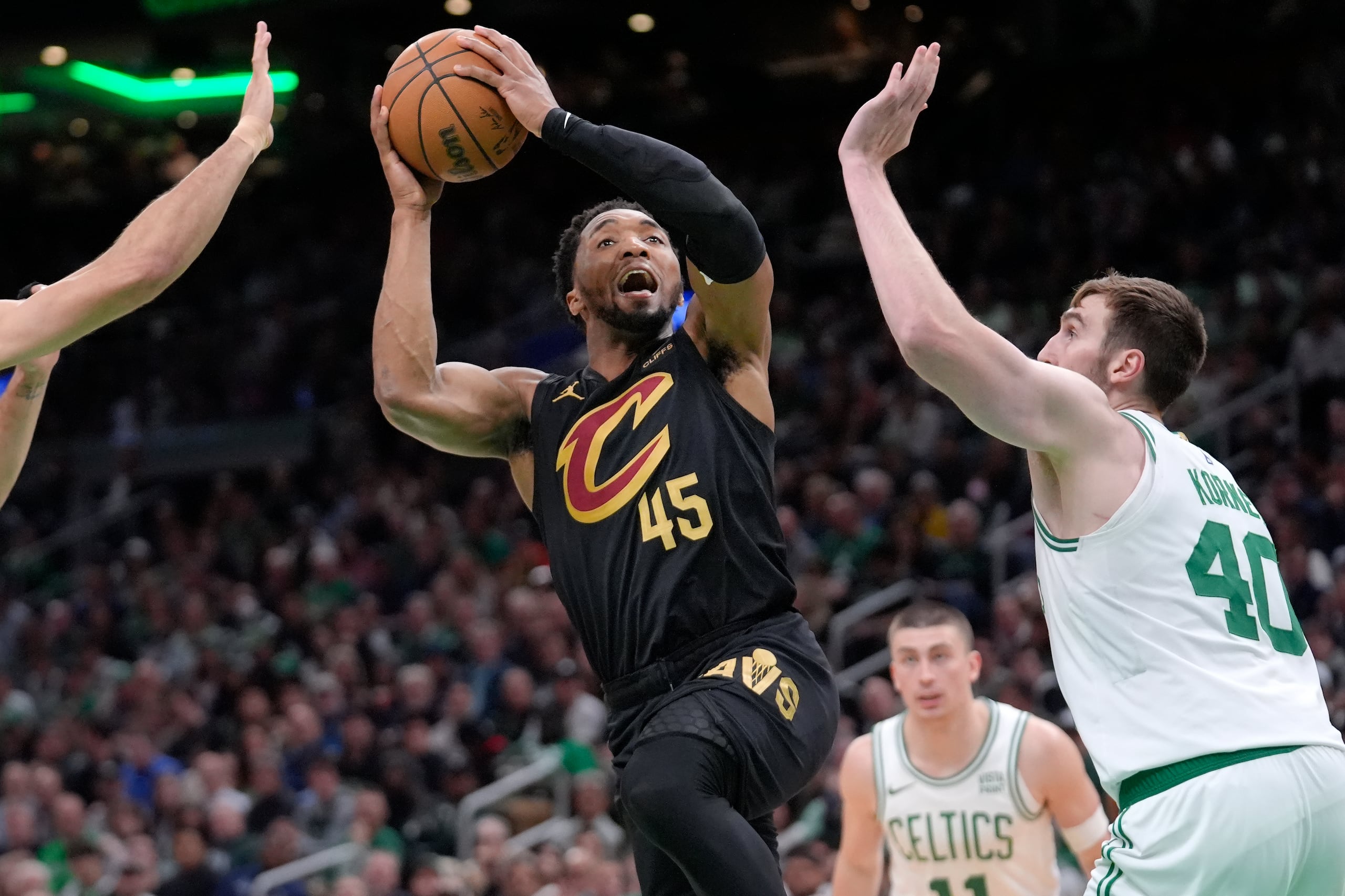 Donovan Mitchell, de los Cavaliers de Cleveland, dispara ante Luke Kornet, de los Celtics de Boston.