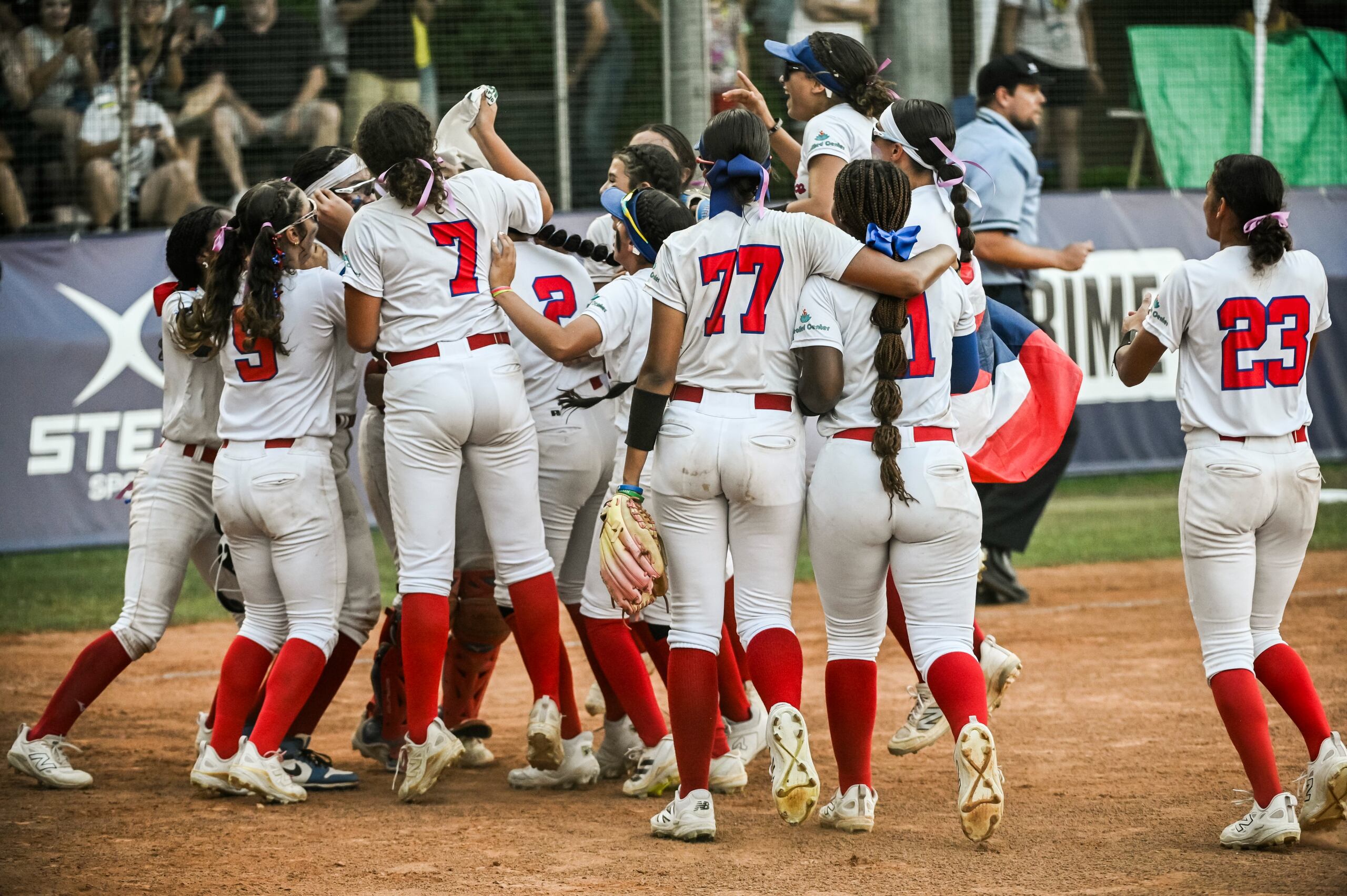 Puerto Rico celebra su victoria ante Estados Unidos para adelantar al juego final del certamen.