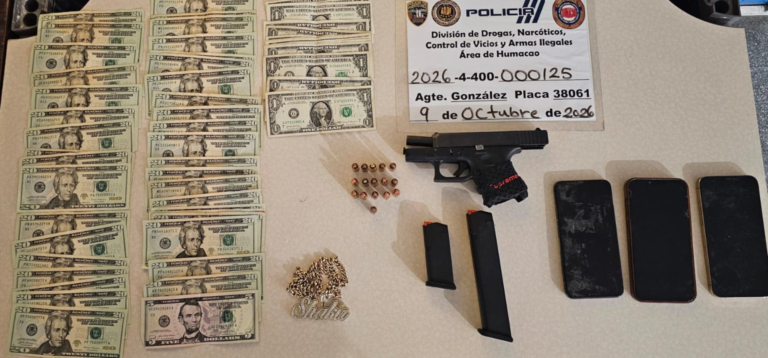 Durante la intervención, los agentes ocuparon un arma de fuego, municiones, cargadores y dinero en efectivo.