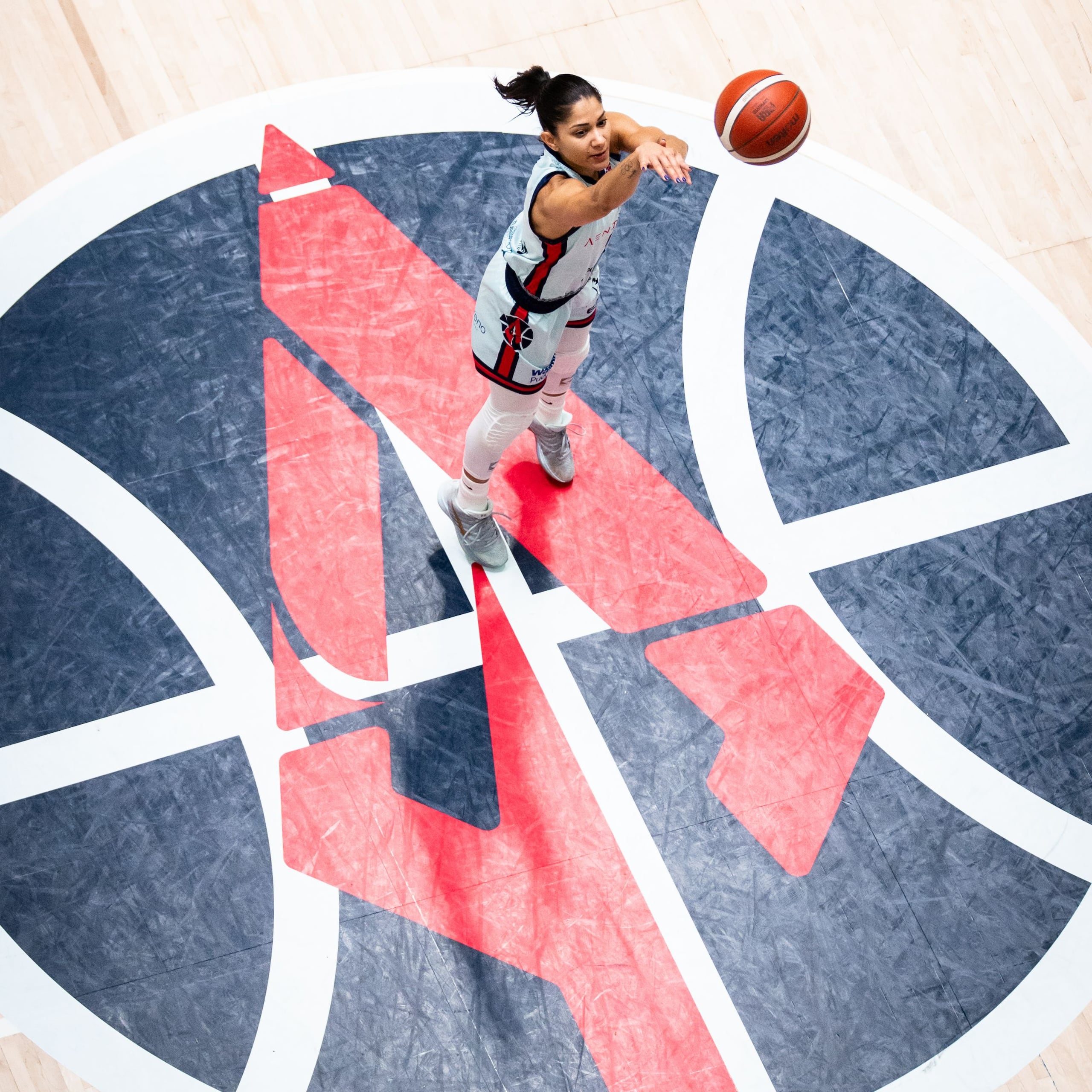 Pamela Rosado a un tiro libre en las postrimerías del encuentro.