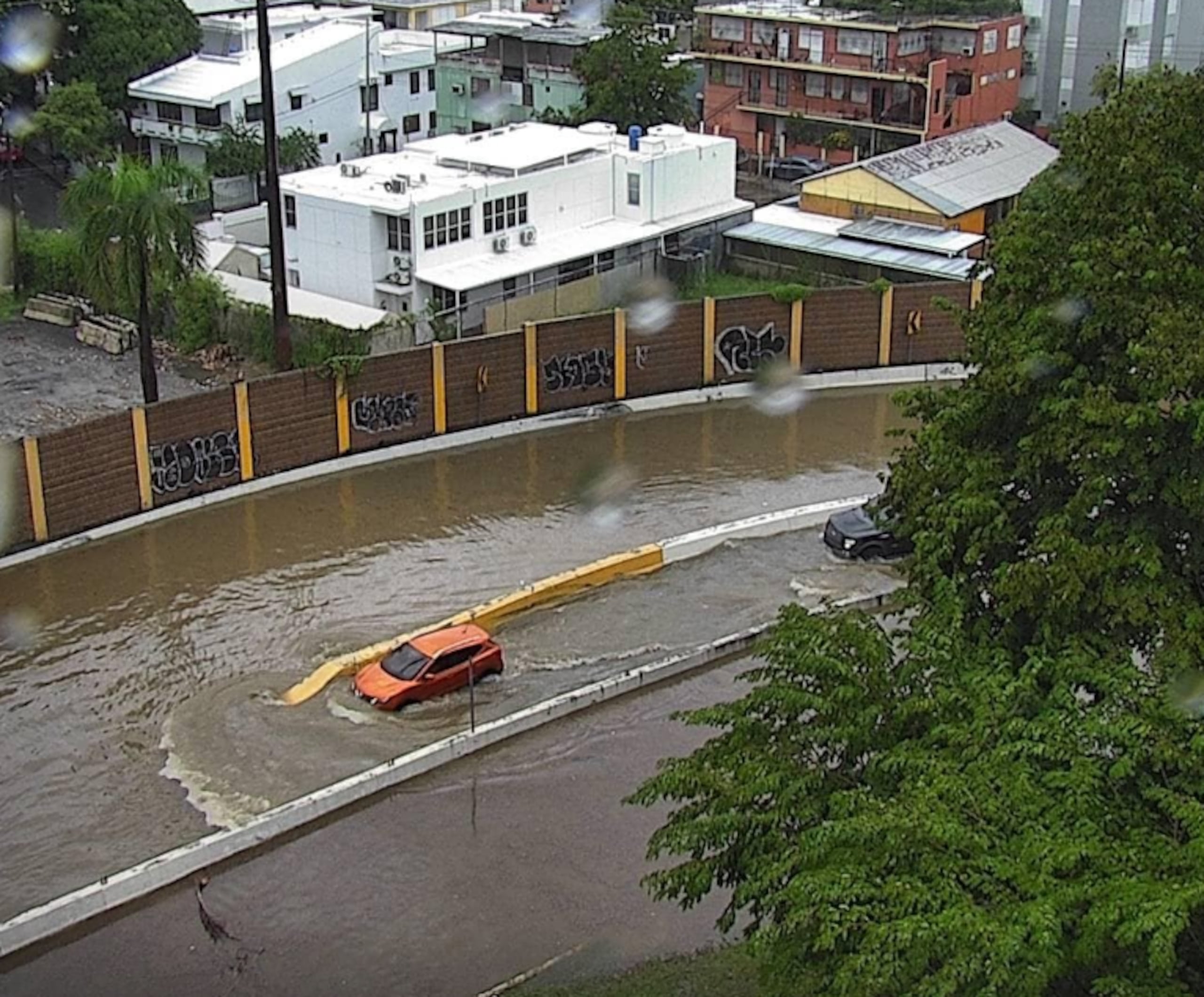 Varios autos quedan atrapados en medio de la inundación reportado el pasado lunes, 6 de noviembre, en una de las entradas al Túnel Minillas.