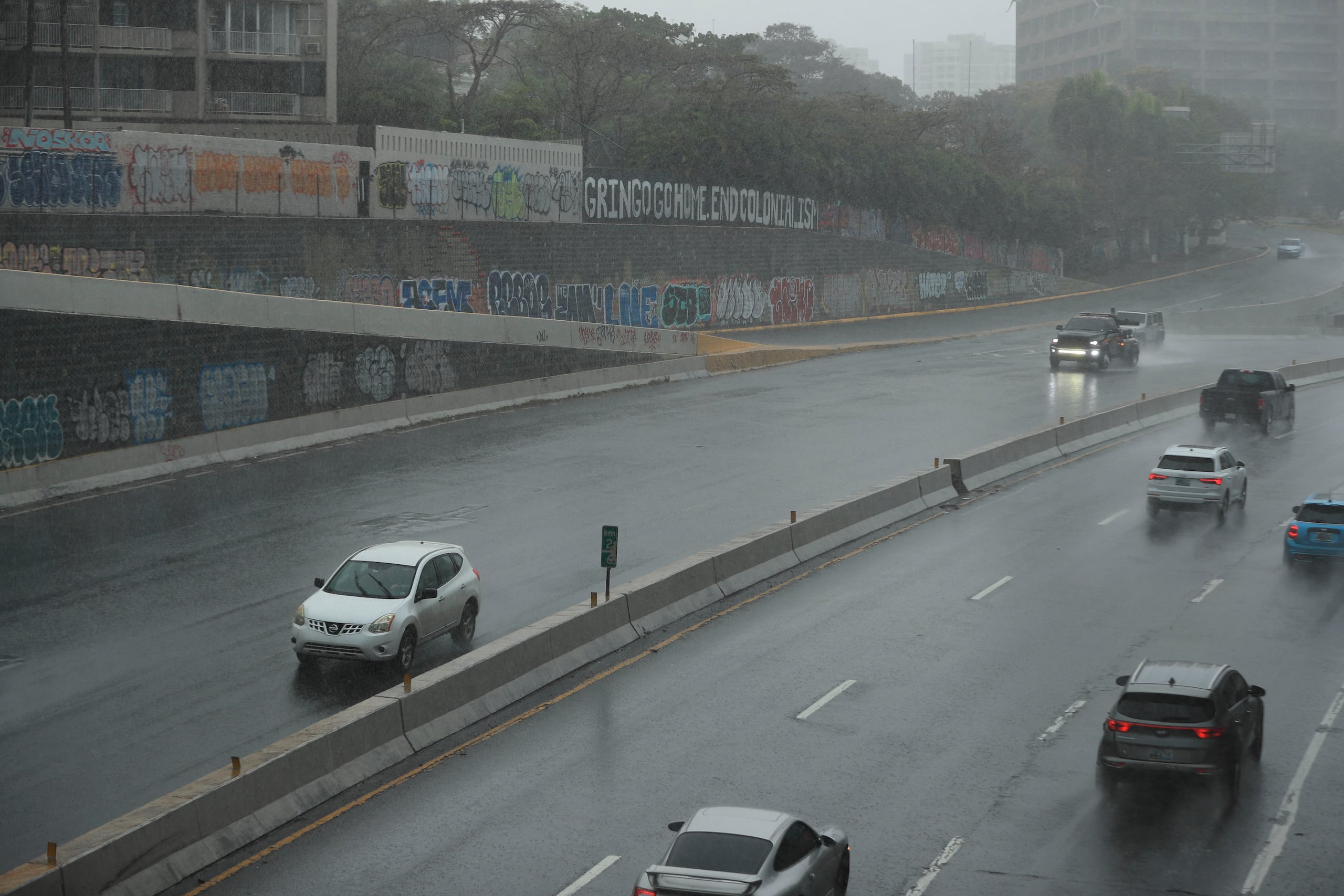 La avenida Baldorioty de Castro durante un aguacero sobre el área de San Juan.