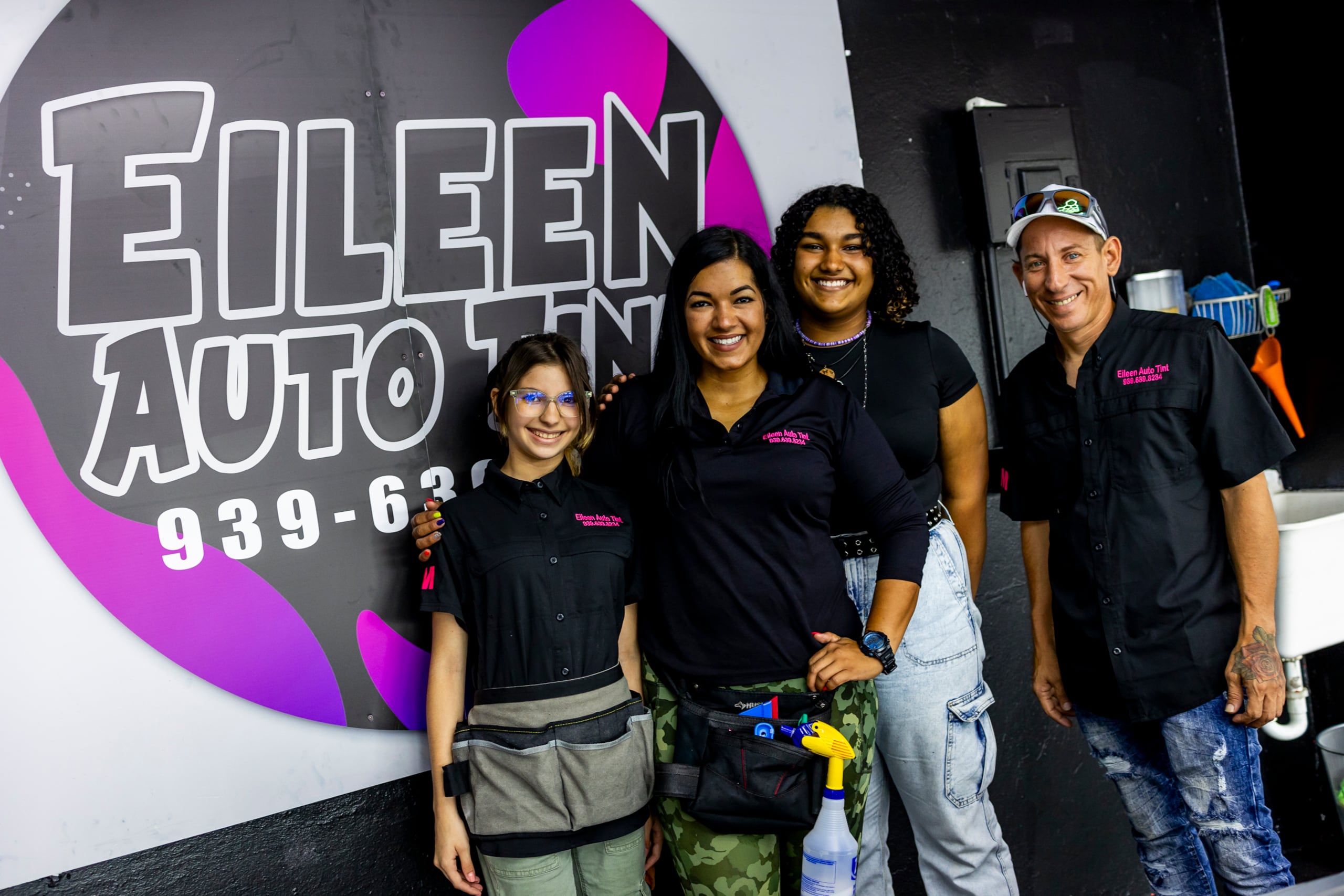 La propietaria del taller, Eileen Carrero (segunda desde la izquierda) emplea a dos féminas y tres hombres.