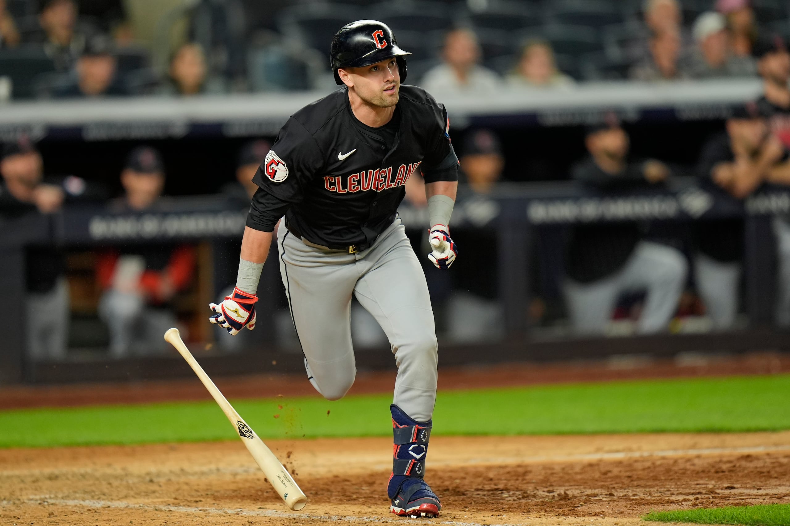 Lane Thomas, de los Guardianes de Cleveland, corre tras conectar un doble en el duodécimo inning del juego ante los Yankees de Nueva York, el jueves 20 de agosto de 2024 (AP Foto/Seth Wenig)