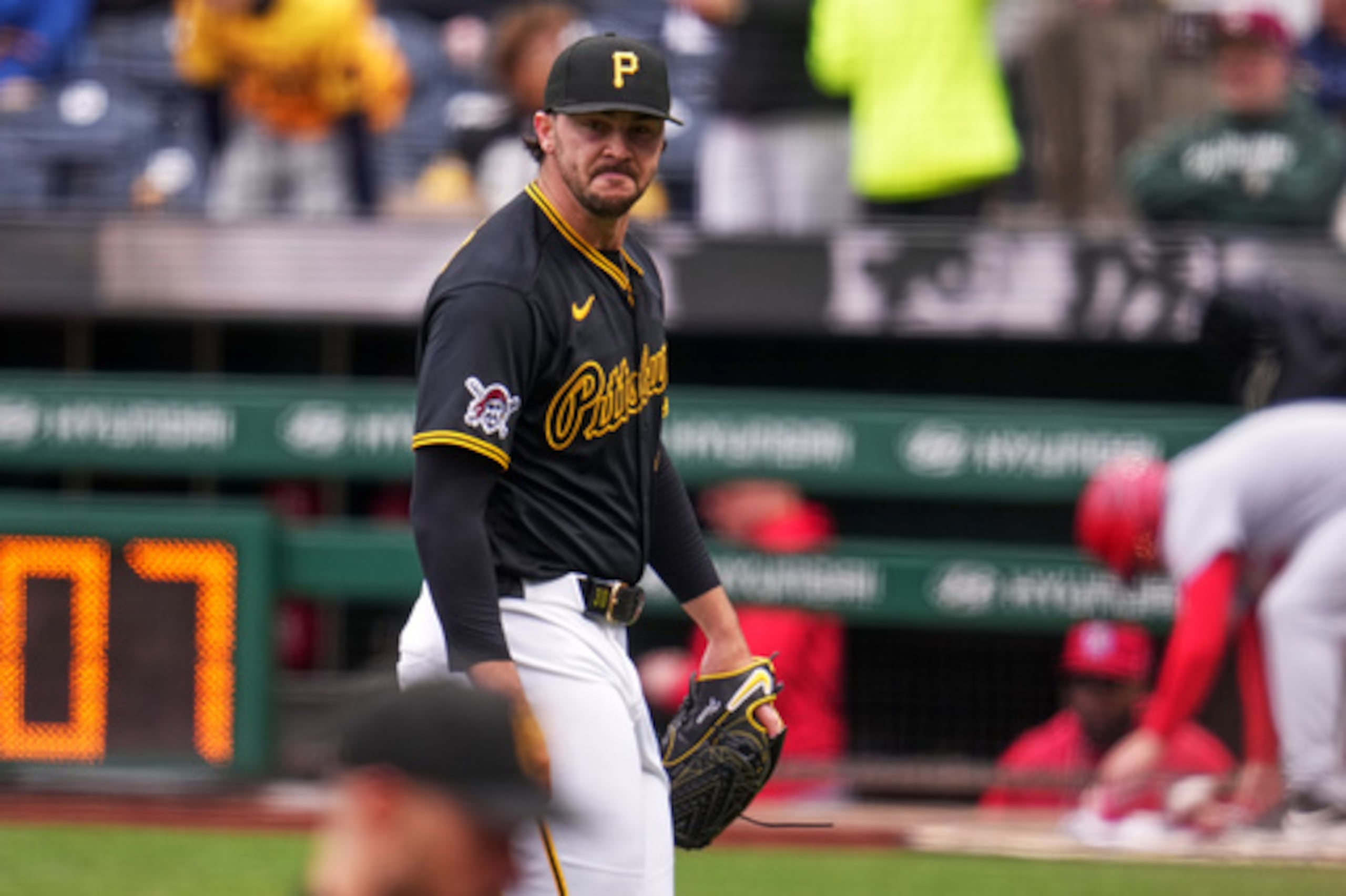 El lanzador de los Pirates de Pittsburgh, Paul Skenes, camina hacia el banquillo después de lanzar la parte alta de la primera entrada de un partido de béisbol contra los Cardenales de San Luis en Pittsburgh, el jueves 30 de abril de 2026. (AP Photo/Gene J. Puskar)