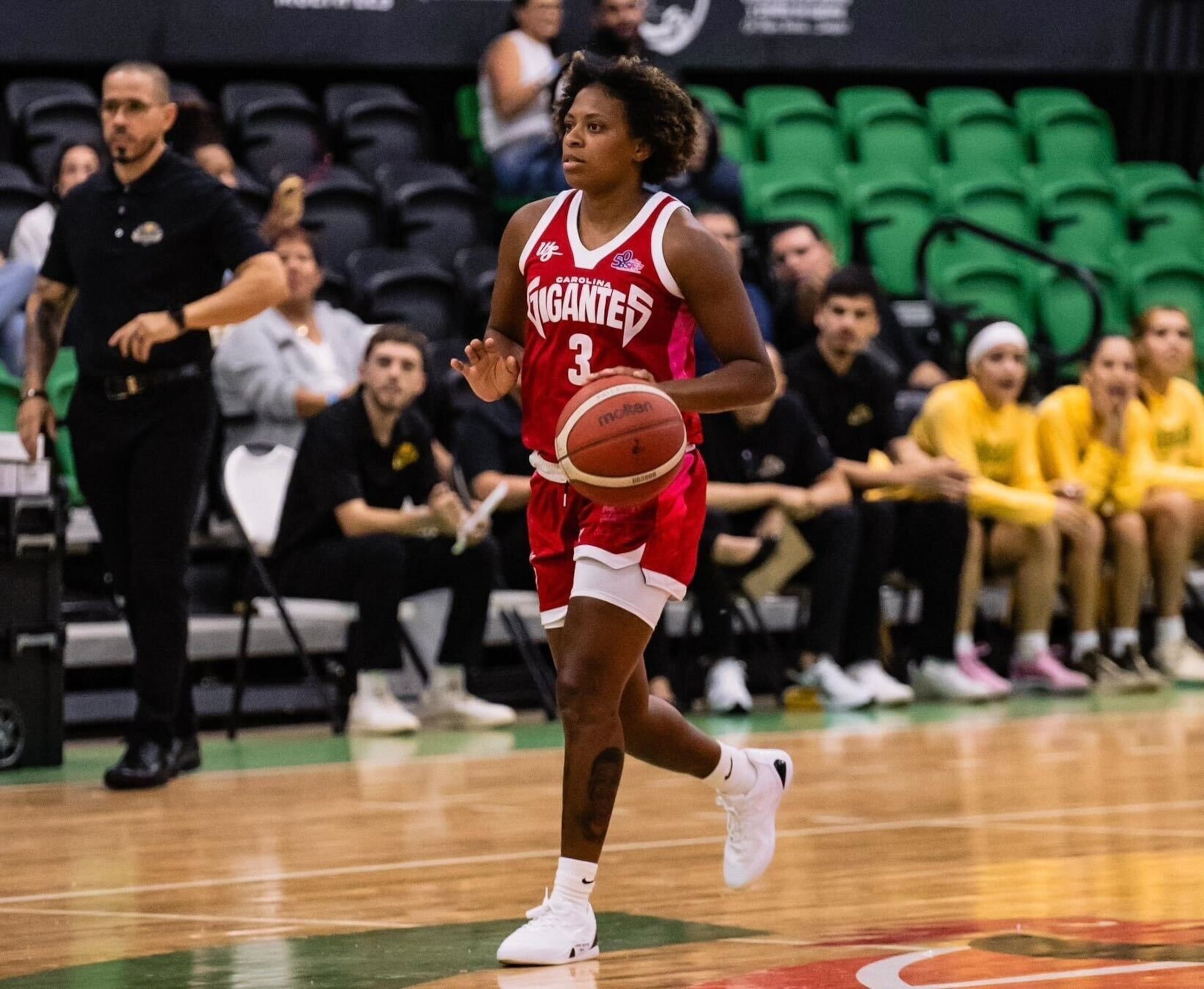 Charity Harris, de las Gigantes de Carolina, durante el partido del martes ante las Pollitas de Isabela.