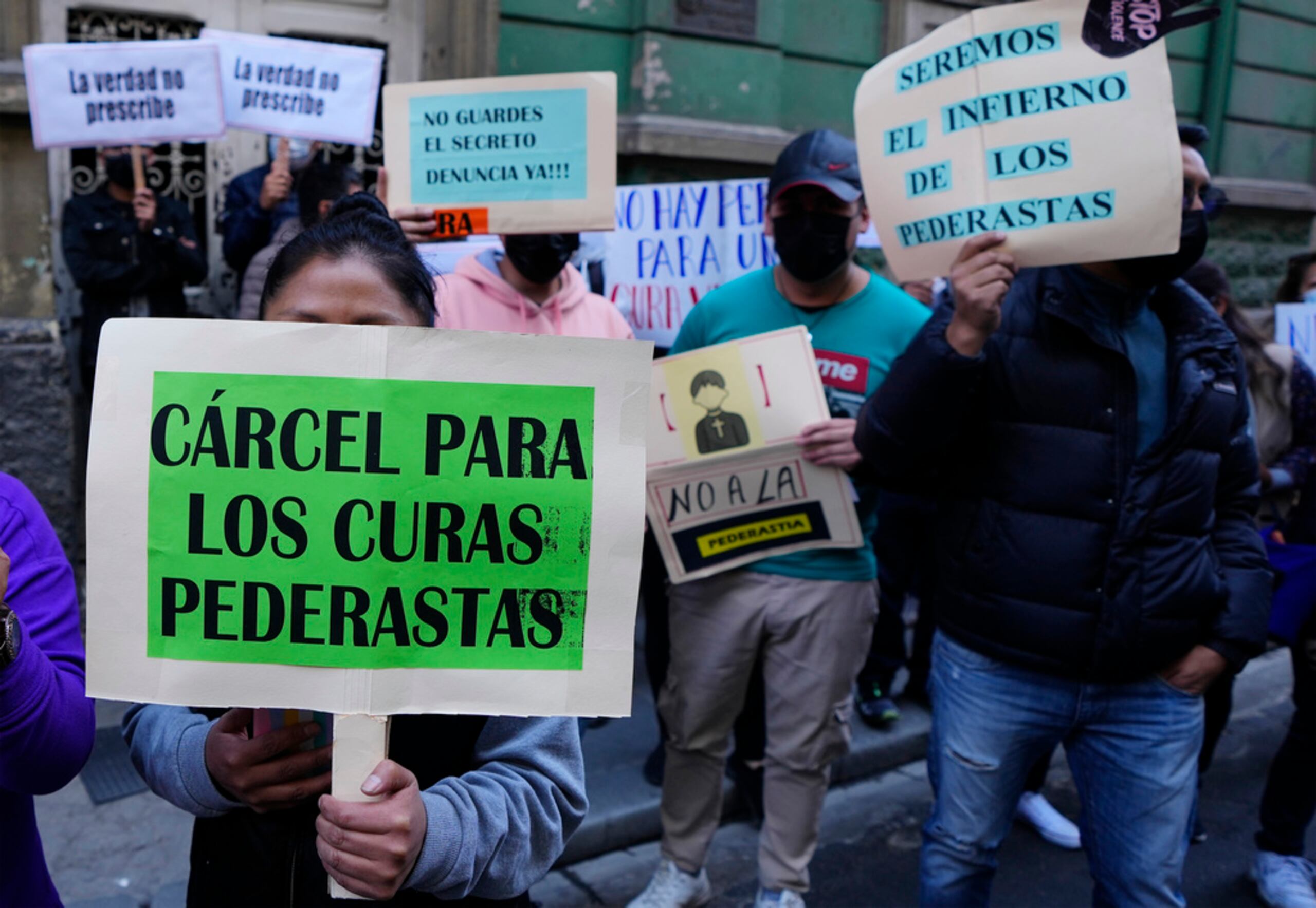 Personas protestan con carteles que dicen "Cárcel para los curas pederastas", entre otros, frente a la oficina del Arzobispado de Bolivia en La Paz, Bolivia (Foto AP/Juan Karita)