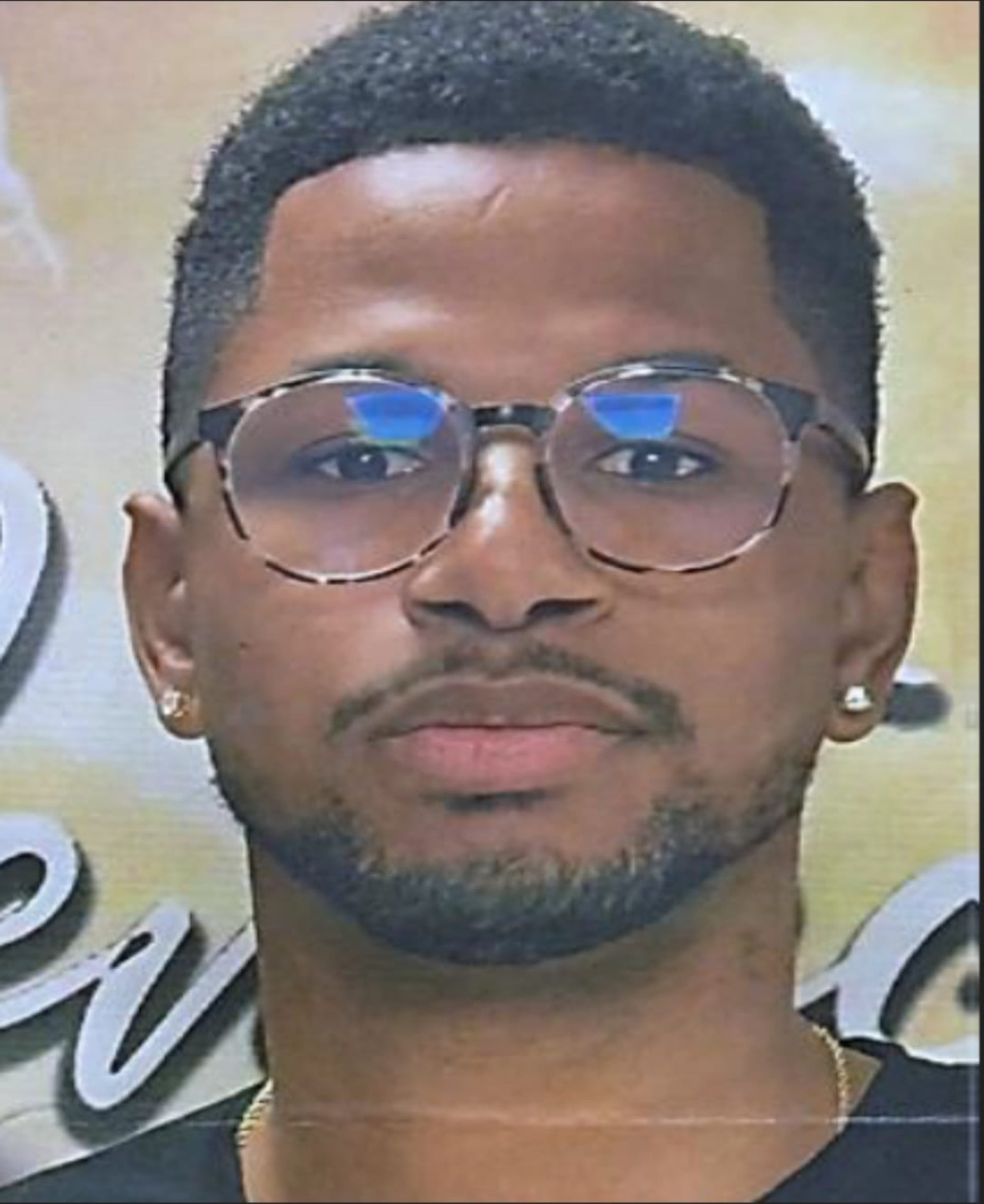 Isaiah Benítez Semidey de 29 años, fue visto por última vez en la tarde del 25 de octubre, cuando salió de su residencia en la calle 3 de la urbanización Villa Linares, en Vega Alta y no regresó.