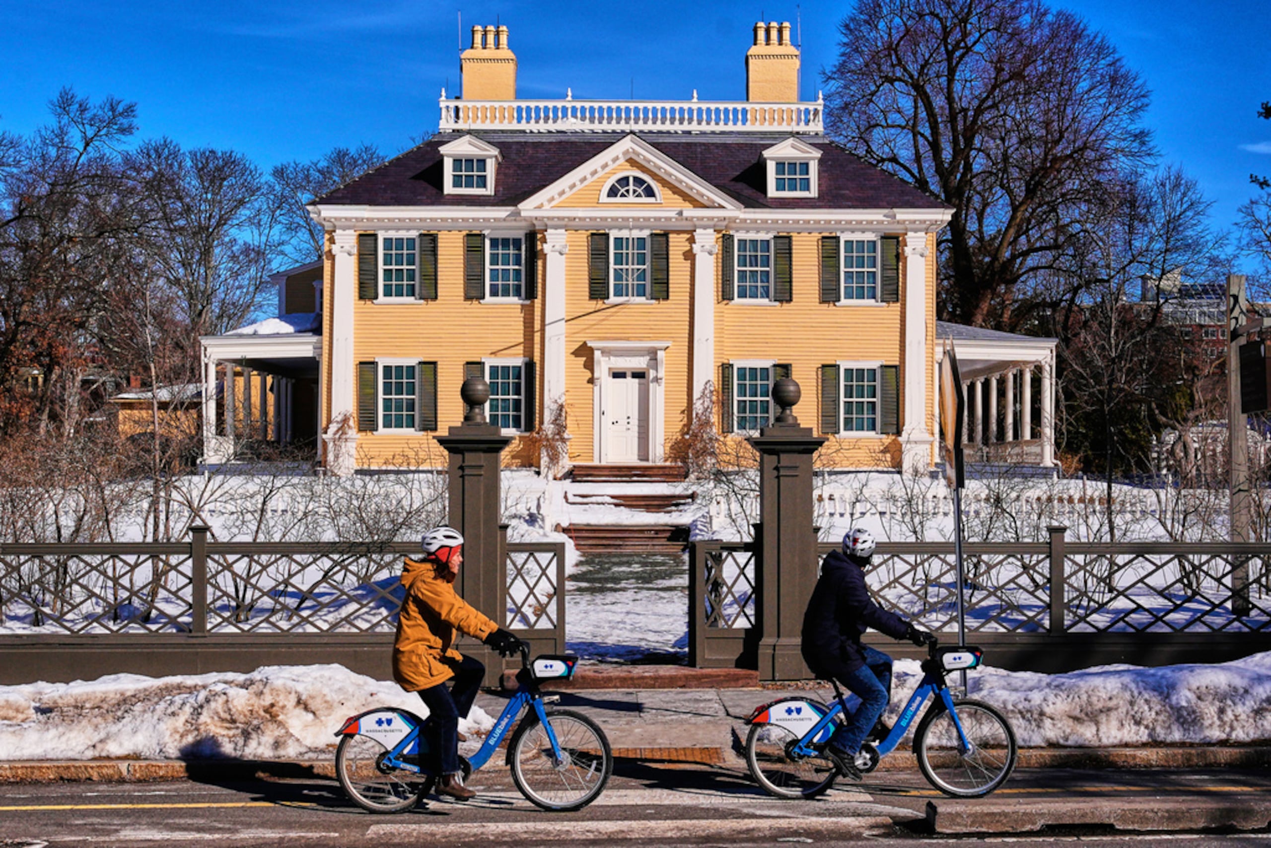 La Longfellow House, que fue el cuartel general de George Washington durante el Sitio de Boston a mediados de la década de 1770, en Cambridge, Massachusetts.