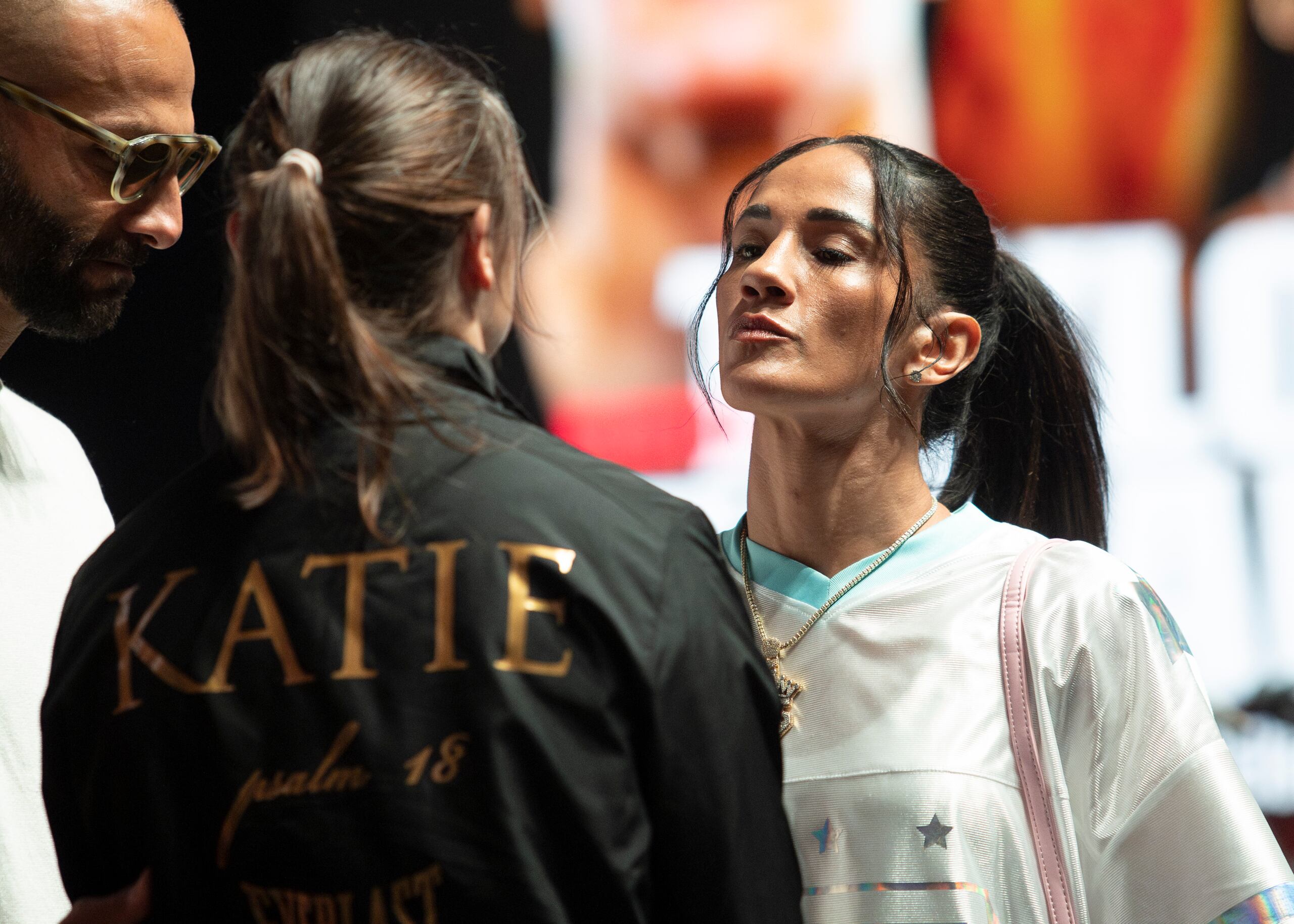 Amanda Serrano mira fíjamente a Katie Taylor en la conferencia de prensa del jueves. Serrano-Taylor II sube al ring este viernes en Dallas. (Esther Lin / MVP)