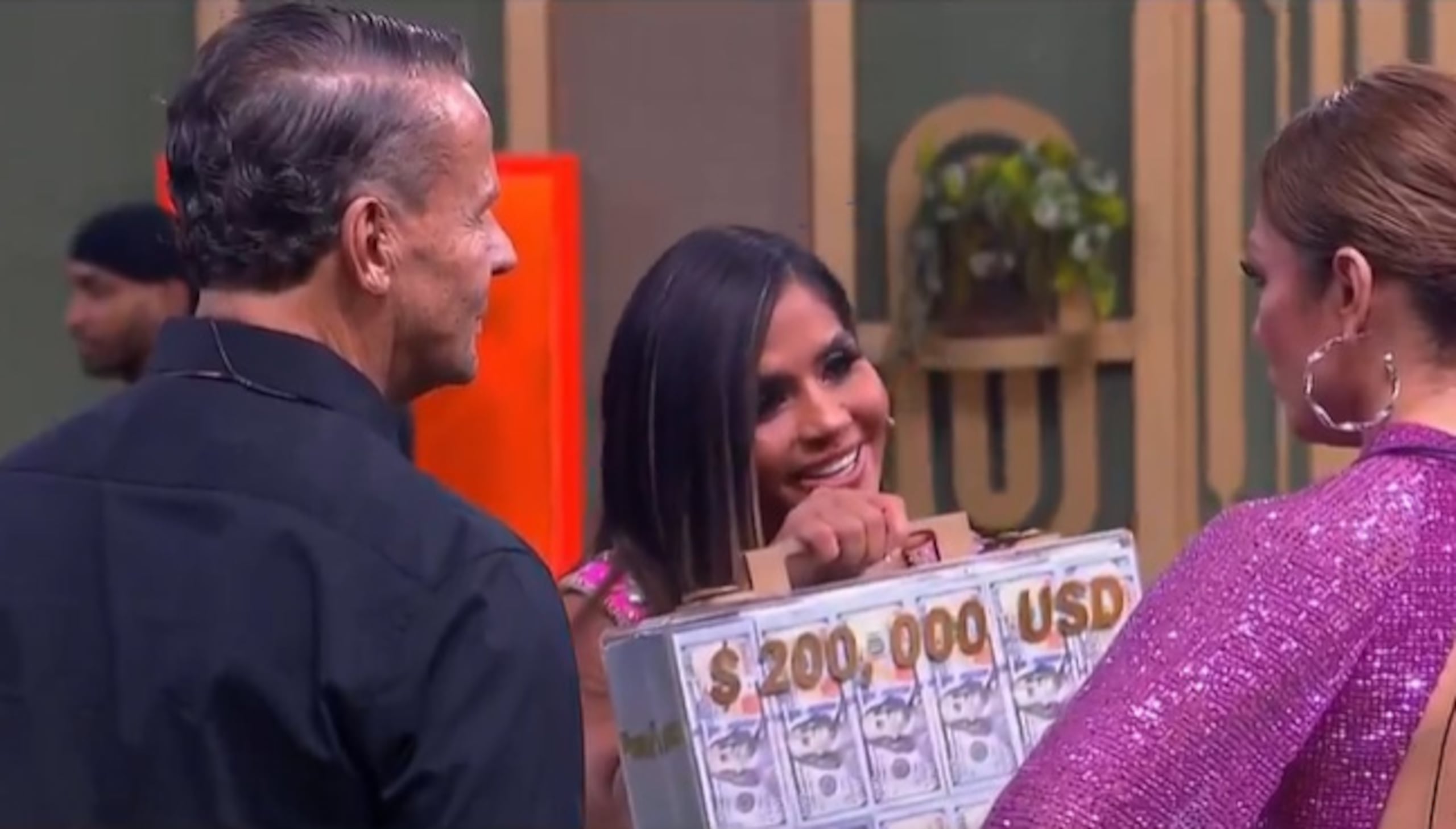Maripily muestra a Paty Navidad el maletín con los $200,000.
