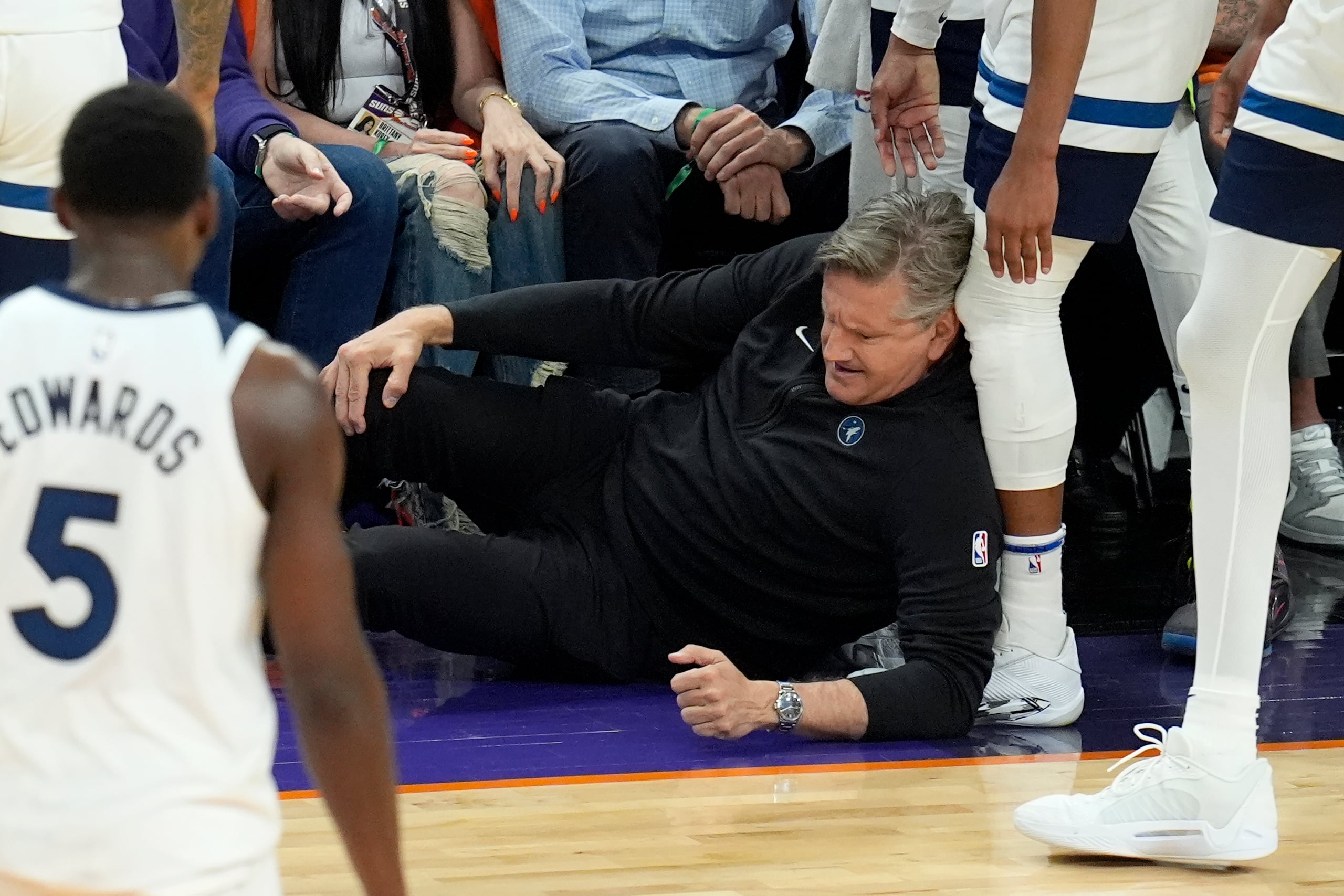 El dirigente de los Timberwolves, Chris Finch, cayó al tabloncillo, luego de chocar con Mike Conley en la segunda mitad.