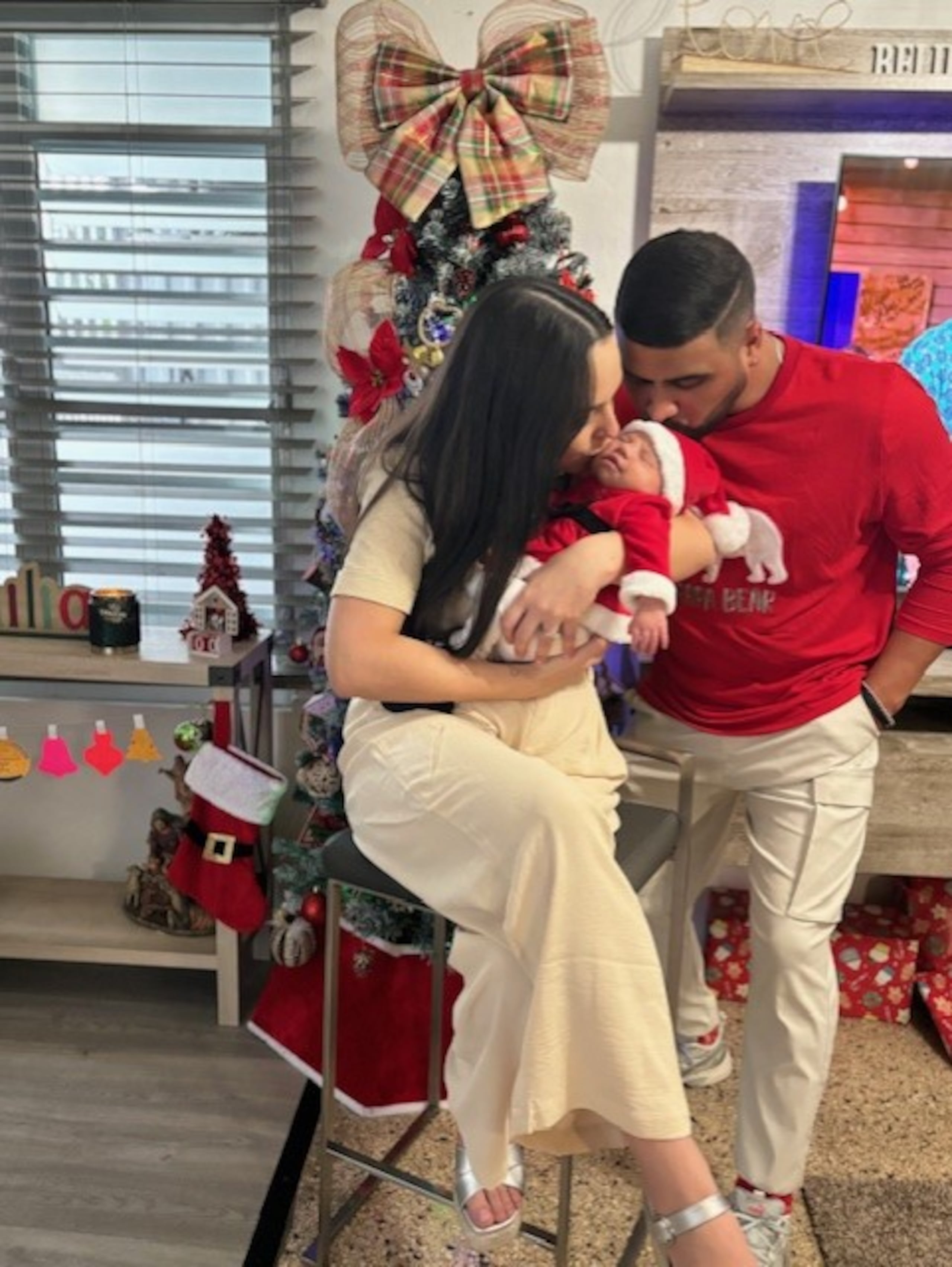Marangely Guzmán y su esposo Víctor Báez junto a la pequeña Milena.