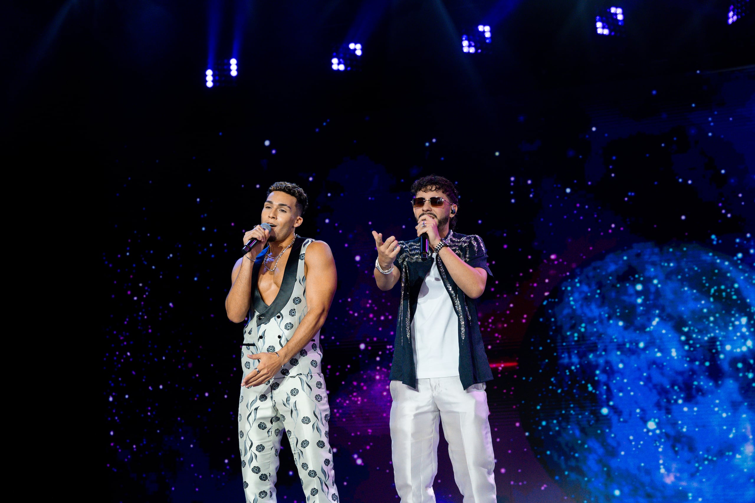 Kevin llegó a interpretar el tema "Eazt" de Jay Wheeler junto a Gustavo.
