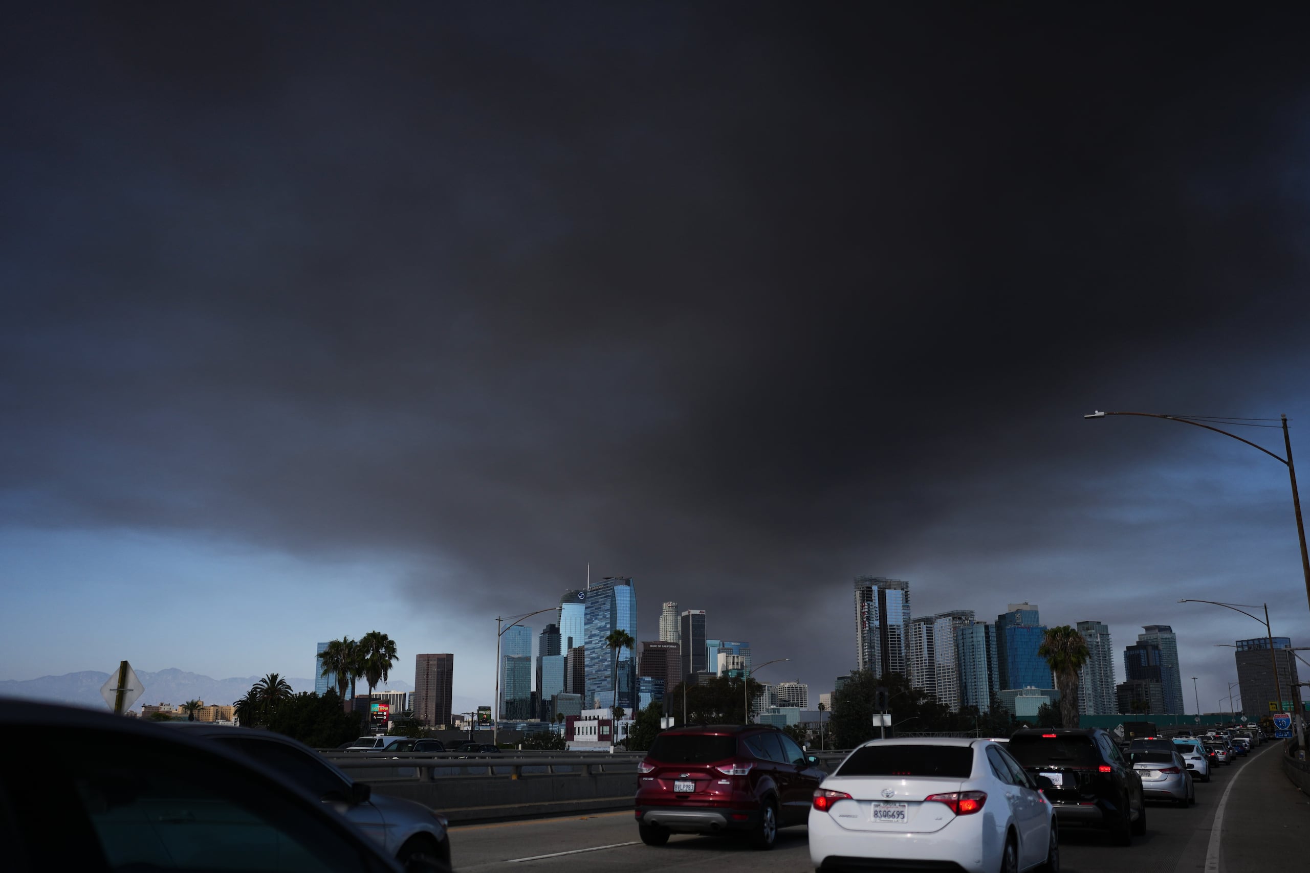 El cielo cubierto de humo a causa de un incendio en un almacén de Los Ángeles el miércoles, 17 de junio de 2026. (AP Foto/Jae C. Hong)