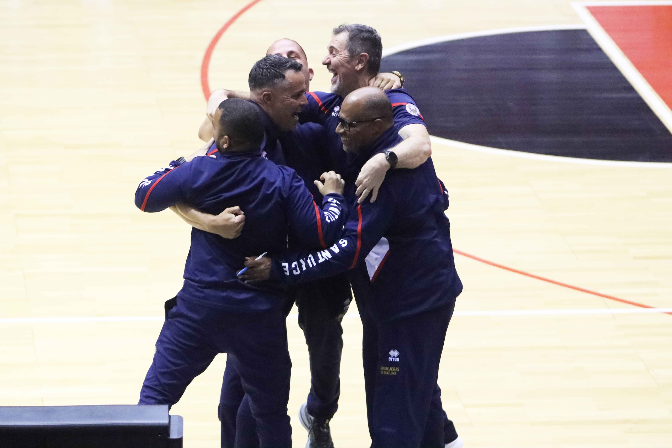 El elenco técnico de las Cangrejeras celebra la victoria. (LVSF / Heriberto Rosario Rosa)