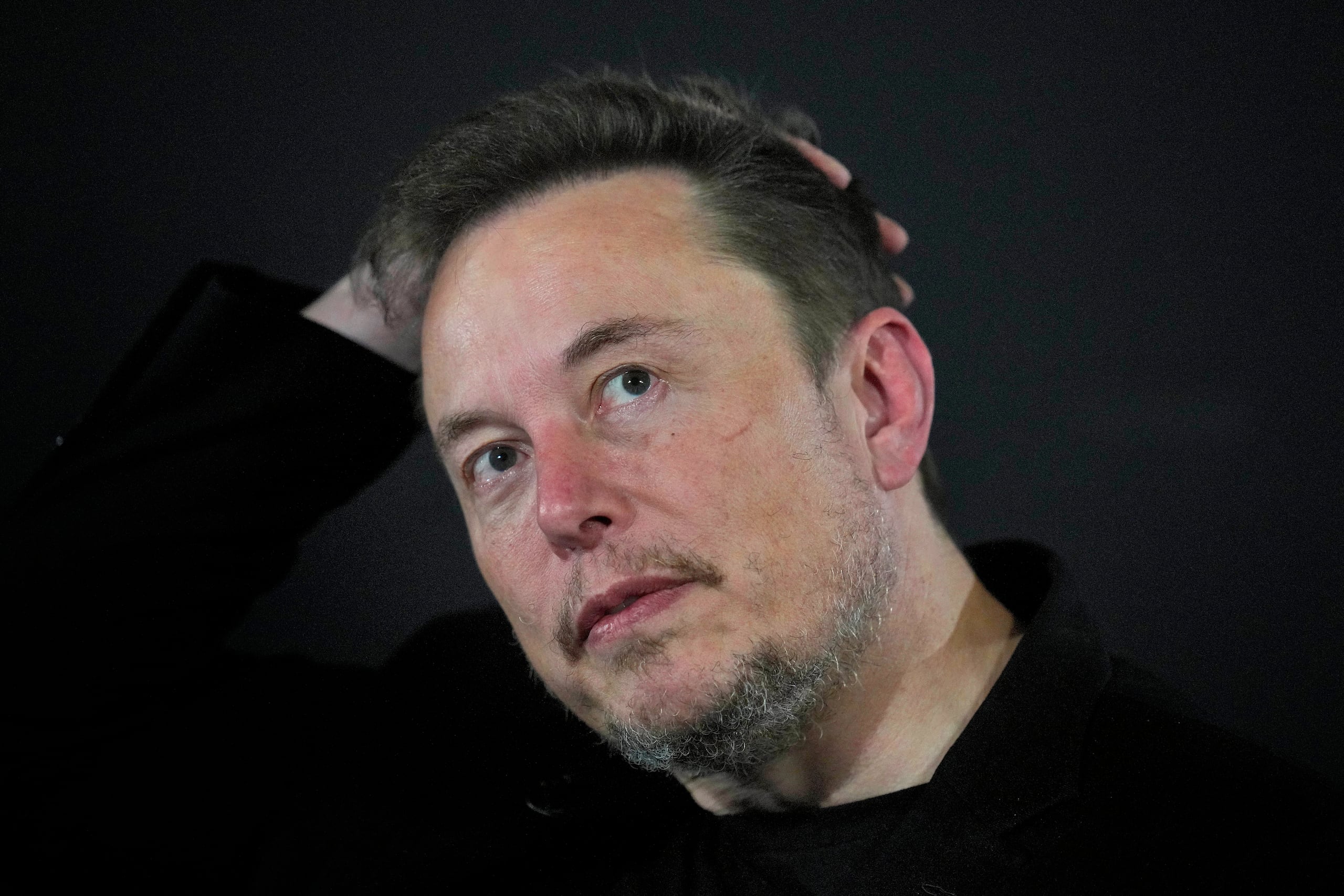 Elon Musk se presenta en un evento con el primer ministro británico Rishi Sunak en Londres.