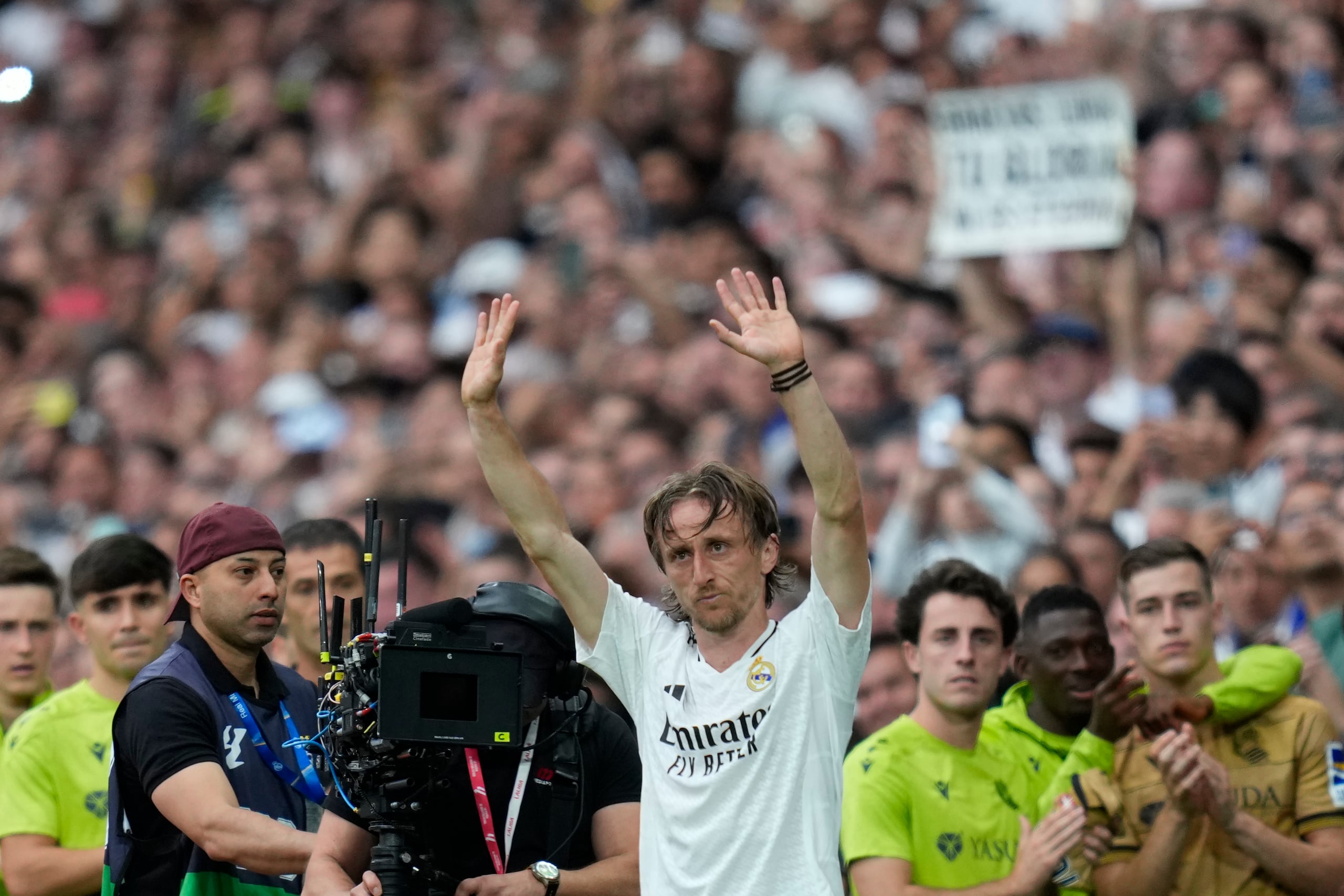 Luka Modric, del Real Madrid, se despide del público durante su último juego en el Estadio Santiago Bernabéu.