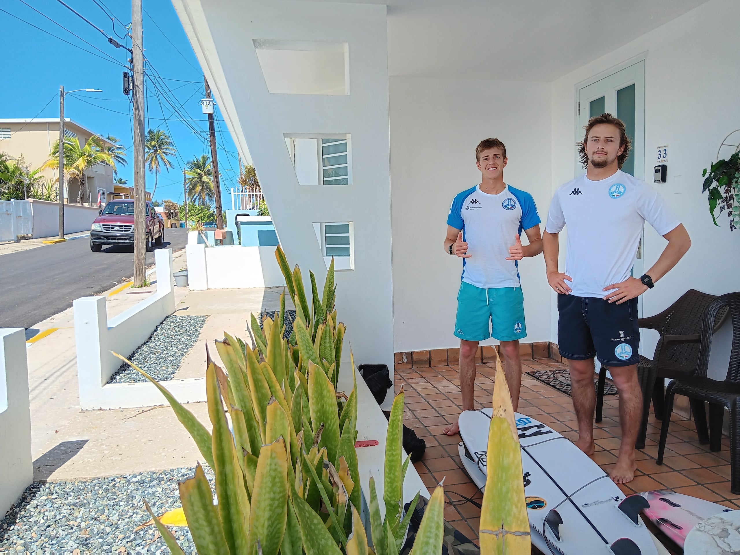 Integrantes del equipo de Italia disfrutan de su 'residencia temporera' a pasos de la zona de competencia en La Marginal en Arecibo. Muchos equipos se hospedan en la zona previo y durante los World Surfing Games, que inician el 22 de febrero en La Marginal.